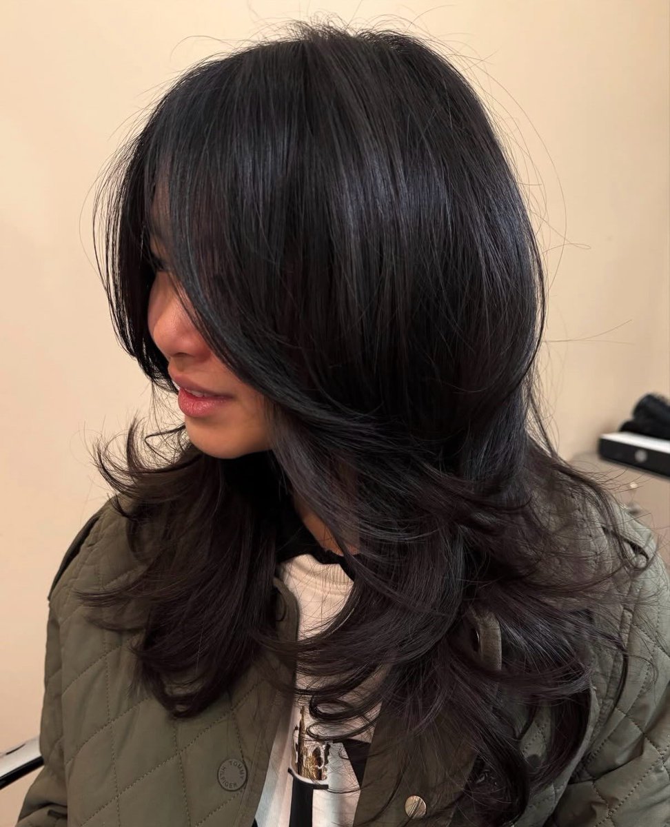 BerruAlakoc's tweet photo. Layers are trending! The hush cut adds bounce while maintaining length. Wear it styled or clip it up. Unlike mullets, shags, and wolf cuts, it keeps crown fullness with face-framing bangs and layers for movement. https://t.co/F4PtlcZiqE