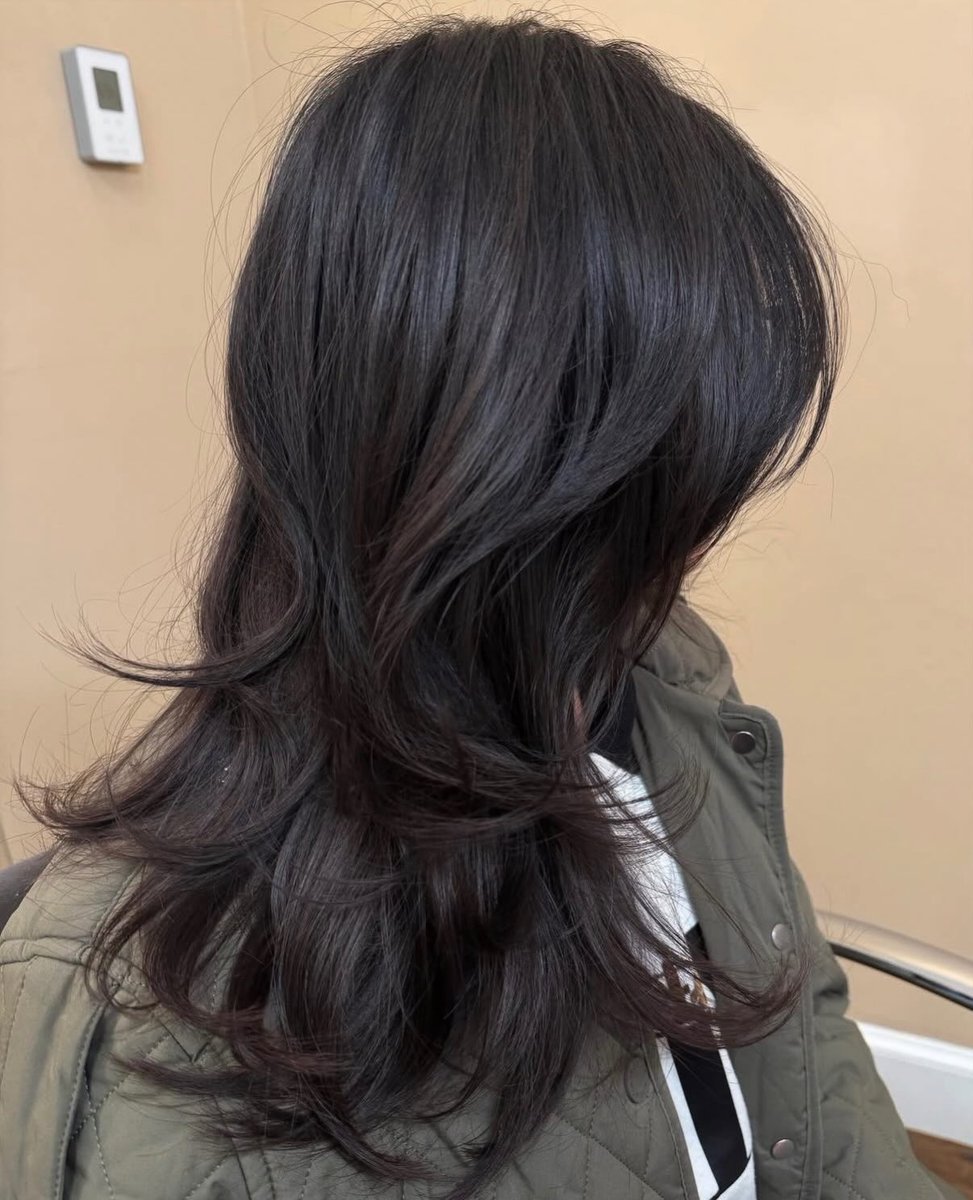 BerruAlakoc's tweet photo. Layers are trending! The hush cut adds bounce while maintaining length. Wear it styled or clip it up. Unlike mullets, shags, and wolf cuts, it keeps crown fullness with face-framing bangs and layers for movement. https://t.co/F4PtlcZiqE
