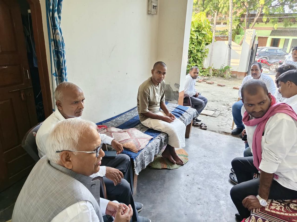 BabuSinghKush5's tweet photo. कल जनपद जौनपुर की सदर विधानसभा के ग्राम सभा जयगहा में प्रमोद मौर्य ‘सोनू’ जी के चाचाजी स्वर्गीय गुलाब चन्द्र मौर्य जी के निधन की जानकारी मिलने पर उनके आवास पर पहुँचकर शोक-संतप्त परिवार से मुलाकात कर शोक संवेदना व्यक्त की।

ईश्वर से प्रार्थना है कि पुण्यात्मा को अपने श्रीचरणों में स्थान प्रदान करें तथा शोकाकुल परिवार को इस अपार दुःख को सहन करने की शक्ति प्रदान करें।

#Jaunpur