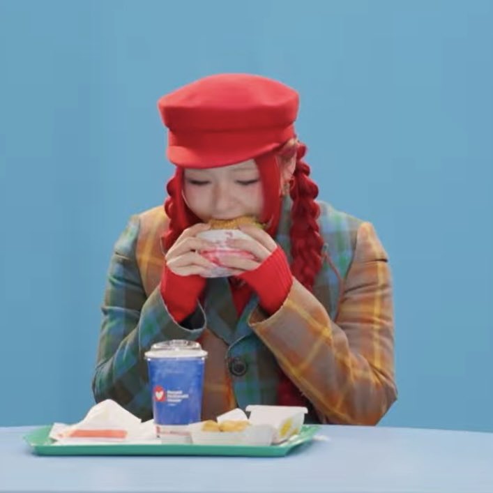 Simbaqmdj's tweet photo. ハンバーガーに食らいつくかわちいたんな、ちかてぃん🍔⭐️ https://t.co/xnIPIBvDMb