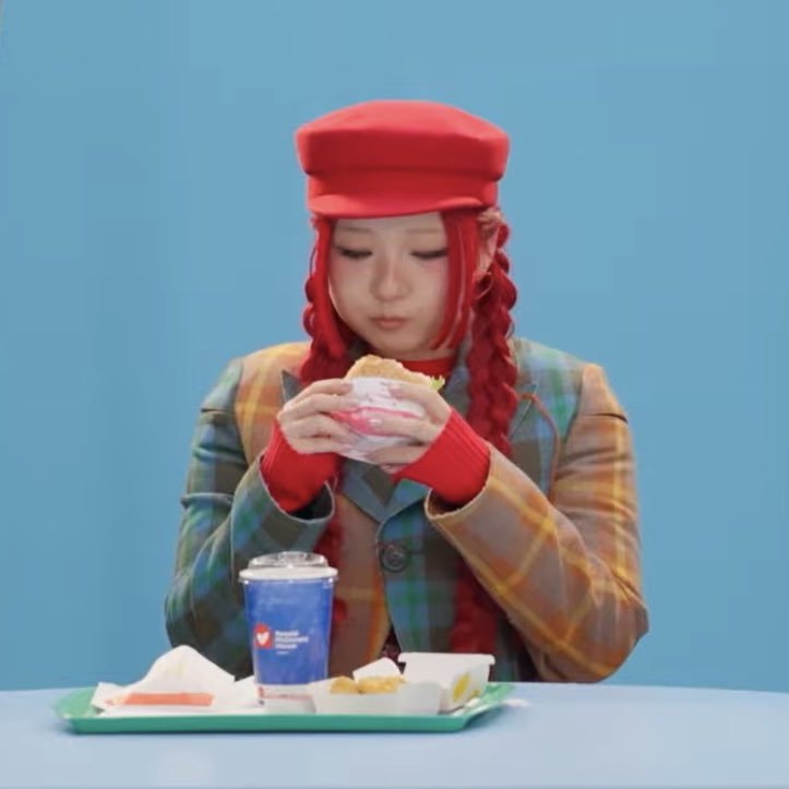 Simbaqmdj's tweet photo. ハンバーガーに食らいつくかわちいたんな、ちかてぃん🍔⭐️ https://t.co/xnIPIBvDMb