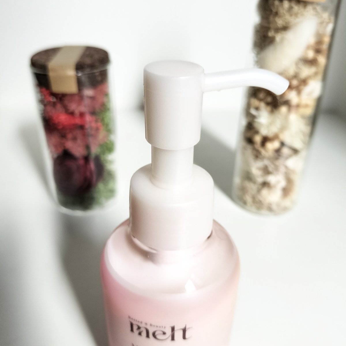 lightpinkf1's tweet photo. meltさまからいただきました🎁
#モニター企画_melt

待望のヘアミルク「melt モイストミルク 」登場！
アウトバスの義務的な時間を癒しの時間にしてくれるアイテム✨️

香りにうっとり。
とろり濃密ミルクは素早くとろけて、硬くて太い私の髪もやわらかに。ゆるんっとやわらかな手触りで嬉しい🩷 https://t.co/RNyfHovOk6