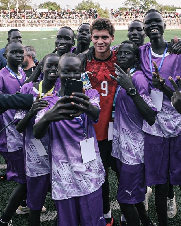 TouchlineX's tweet photo. 🚨 𝗡𝗘𝗪: Beautiful scenes after South Sudan’s 5-0 defeat to Egypt. ❤️

Omar Marmoush and Hamza Abdelkarim spent time with young South Sudanese fans after the match, giving them a moment of PURE JOY despite the result. https://t.co/EPaCNvyBQb