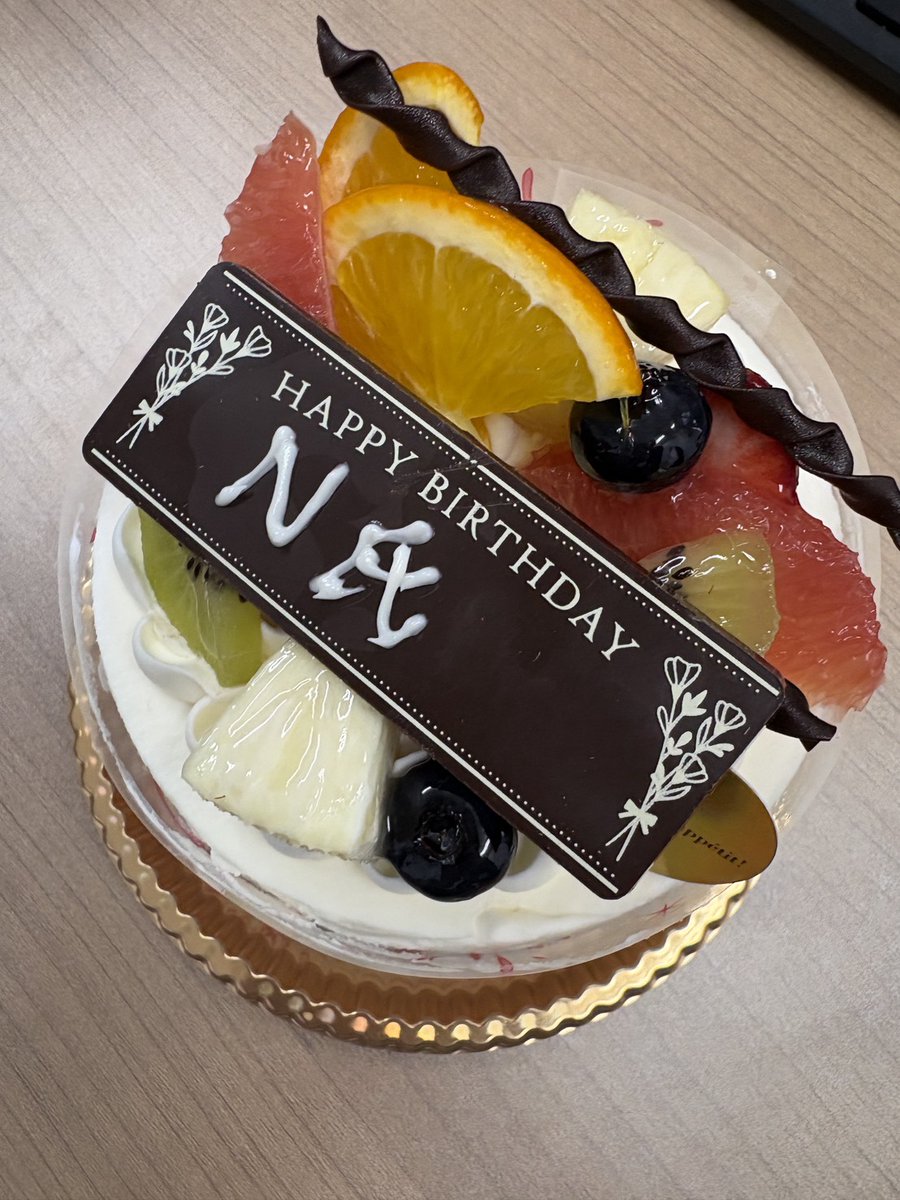 llc_azamas's tweet photo. マネージャーのN氏です！
誕生日のお祝いに、素敵なケーキを頂きました🎂
所属ライバーの皆さん、そして日頃から応援してくださる皆さんに支えられていることを改めて実感しています。
これからも一人ひとりの挑戦に寄り添い、皆さんと一緒にワクワクできる機会を増やせるよう、頑張ってまいります🔥 https://t.co/ueyTlIpOTw