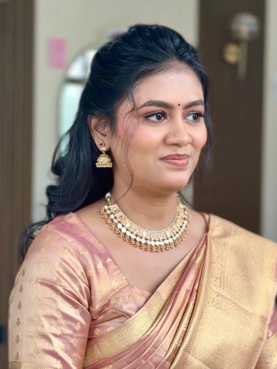 jennyfer_aj's tweet photo. Engagement look for this gorgeous bride. Makeup by Style by Diva, saree by Moolchand Mill, jewelry by New Gangotri NX Kolhapur, and hair by Makeup by Komal Kolhapur. https://t.co/HqIEInXgqG