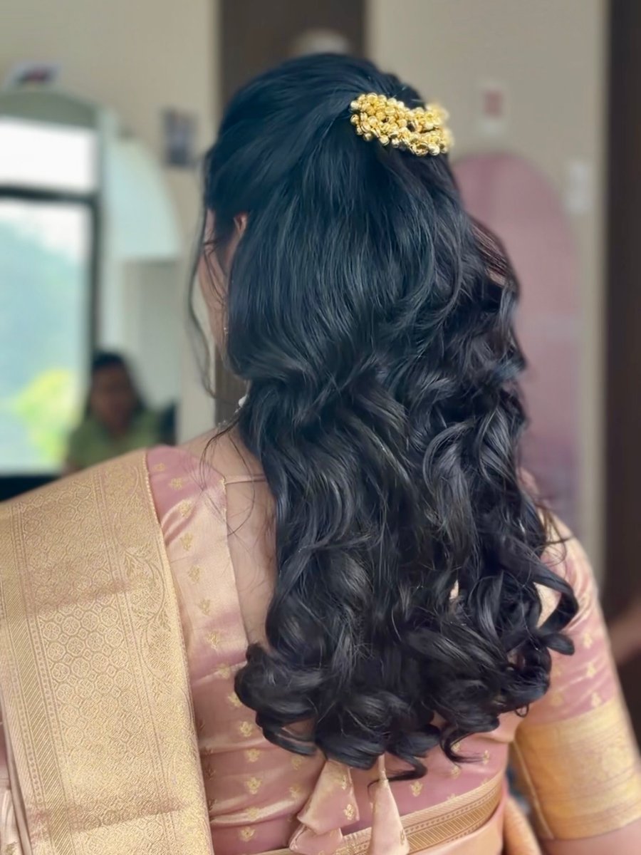 jennyfer_aj's tweet photo. Engagement look for this gorgeous bride. Makeup by Style by Diva, saree by Moolchand Mill, jewelry by New Gangotri NX Kolhapur, and hair by Makeup by Komal Kolhapur. https://t.co/HqIEInXgqG