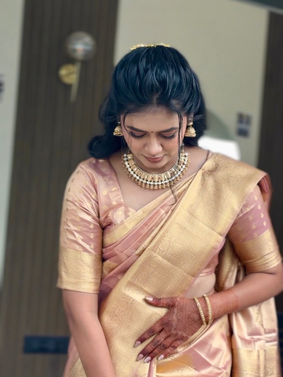 jennyfer_aj's tweet photo. Engagement look for this gorgeous bride. Makeup by Style by Diva, saree by Moolchand Mill, jewelry by New Gangotri NX Kolhapur, and hair by Makeup by Komal Kolhapur. https://t.co/HqIEInXgqG