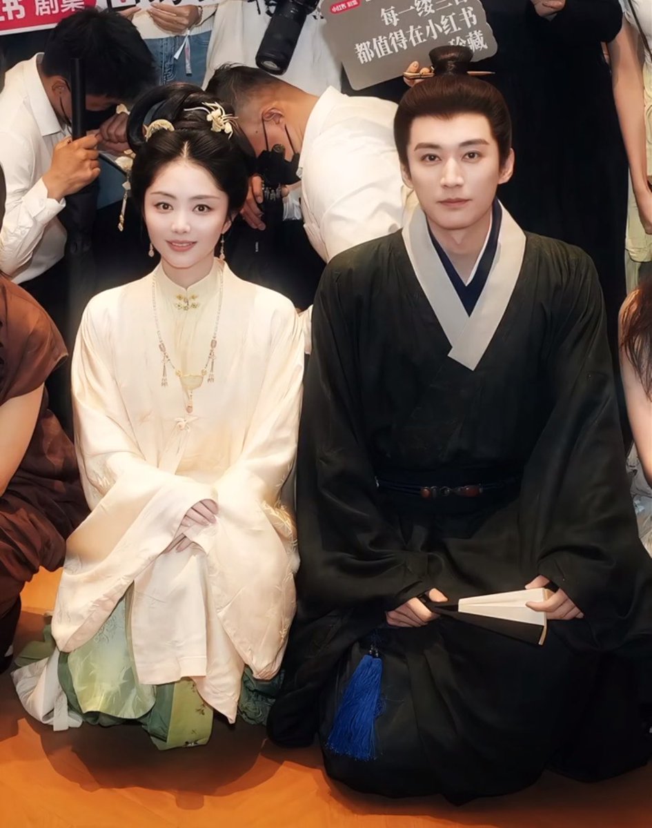 JinJin_Infinity's tweet photo. ทำไม #หอมรักมิรู้เลือน ถึงเรียกว่าเป็นซีรีส์ม้ามืด สรุปแบบง่ายๆ

ที่สื่อใช้คำนี้เพราะนักแสดงนำสองคนอย่างถานซงอวิ้นและหลิวเสวี่ยอี้ต่างไม่ใช่นสดสายจราจร (Traffic Stars) 

Traffic Stars หมายถึงคนที่สามารถส่องแสงประกาย สะดุดตา หรือเป็นจุดสนใจของผู้คนท่ามกลางฝูงชนได้ 

-มีแค่นี้แหละ- https://t.co/uQCoqHZxhy