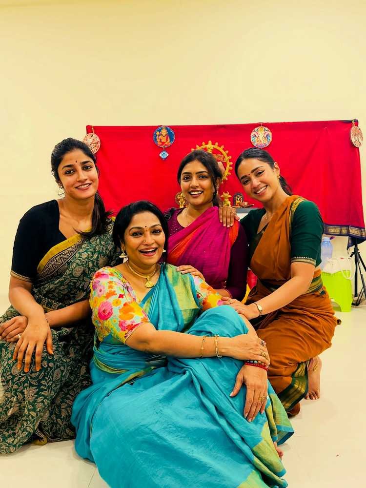 123telugu's tweet photo. Photos : #DimpleHayathi, #NivethaPethuraj & #EeshaRebba add traditional charm to #Tanmaya Dance Academy
https://t.co/oYmPYvVyzw
#123telugu https://t.co/myh8RE3KSg