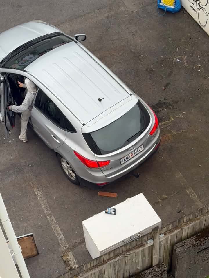 iskolduhlekki's tweet photo. Jæja.
Kunnulegt eftirnafn hjá þessum sem var tekinn við að losa rusl. https://t.co/UdEpUWY0BY