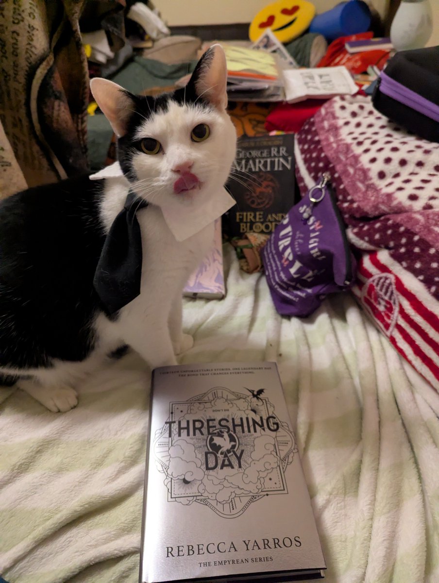smbslt's tweet photo. Our copy arrived when I was at work last night xxx #ThreshingDay #RebeccaYarros https://t.co/gNzBe2oQ9O