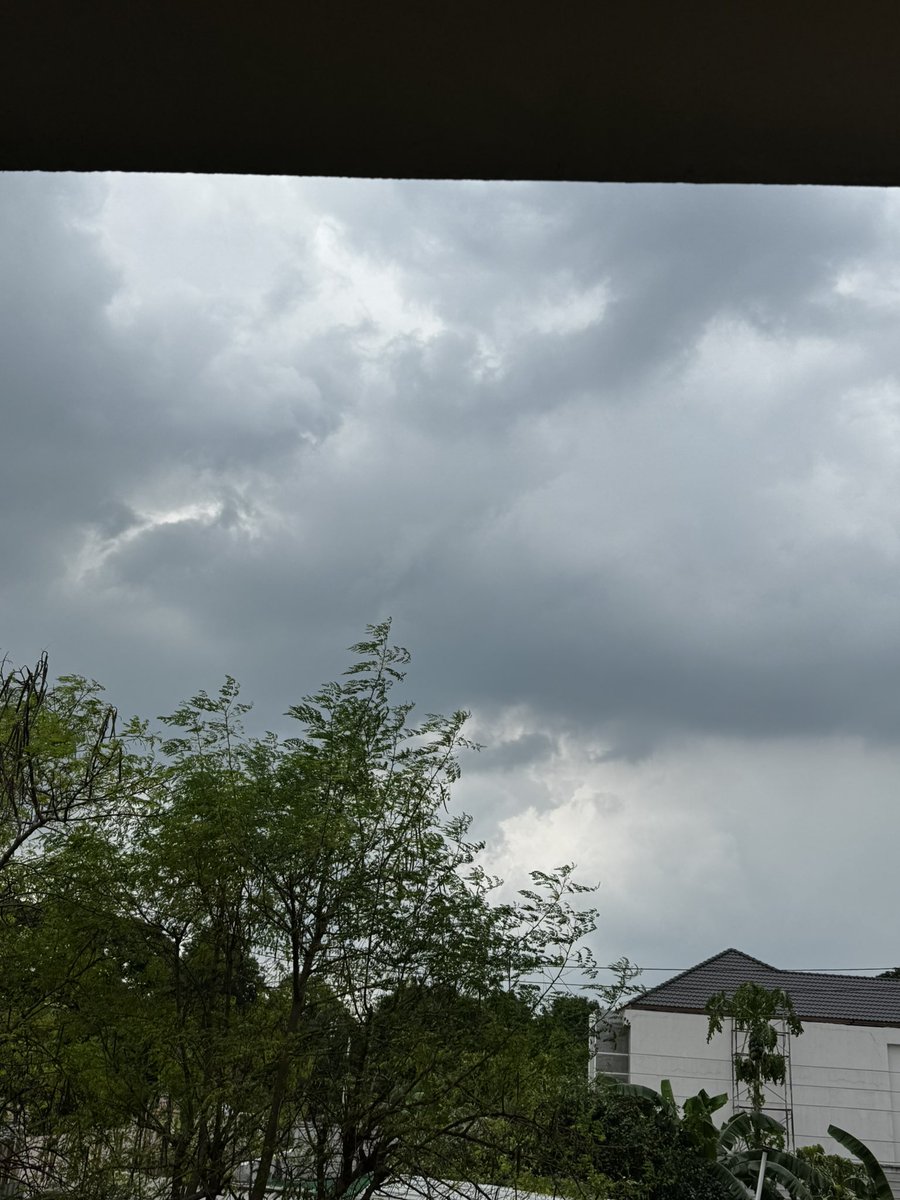 seenmewo's tweet photo. เห้อออมืดมาอีกแล้ว ในซอยน้ำยังไม่ลดเลย รามอินทรา21 #ฝนตก https://t.co/iZSPsHMXU3