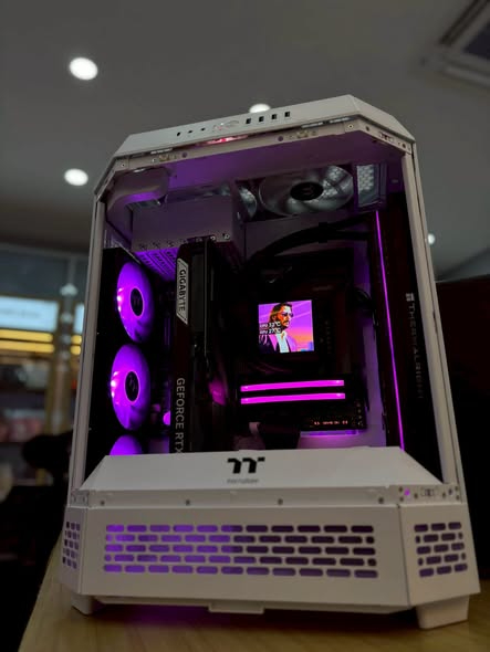 ThermaltakeInc's tweet photo. With its distinctive vertical design and spacious interior, The Tower 600 puts your hardware front and center, turning every component into part of the showcase.
๐ธ @ihavecpu_official
#Thermaltake #TheTower600 #PCBuild #GamingPC #CustomPC https://t.co/vCVdPvj4BM