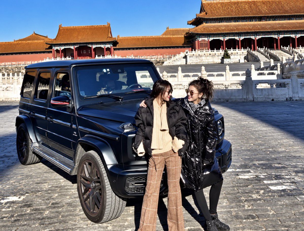chakmillion's tweet photo. 还有多少人记得，2020年轰动全网的“故宫大G女”？

一个周一闭馆日，两个女人，一辆奔驰大G，直接开进故宫太和门广场拍照。

当时那条微博更扎眼：趁着闭馆躲开人流，进去“撒欢儿”。被质疑后，还回过一句“柠檬精太多了”。

要知道，故宫早在2013年就严格禁车。外国政要来参观，都得在午门外下车步行。风可以进，雨可以进，游人可以进，汽车不行。

结果车还是开进去了，还停在太和门广场拍照。

17日照片上了热搜。故宫当晚回应：经核查属实，深表痛心，向公众诚恳致歉。

白岩松后来在节目里问过一句：

这不是炫富，是炫权力。到底是谁把她放进去的？

这句话，当年问到了很多人心里。

随后故宫院长再次致歉，并公布调查情况：1月13日确有一场经批准、约200人参加的闭馆活动。因原定停车场车位已满，工作人员引导停车时临时改了地点，未严格执行报批方案，把车停到了午门内金水河南侧。分管副院长和保卫处处长被停职检查。

可有些问题，后来始终没有看到更完整的公开说明。

她为什么能参加这场闭馆活动？

车辆按什么程序放行？

谁批准停到拍照的那个位置？

当天到底进了多少车？

故宫内部有人被问责。

开车进去、拍照、发微博的当事人，后来有没有公开说明经过、向公众道歉，当时的公开信息里并不清楚。更常见的，是删博、改认证，然后迅速从舆论场消失。再往后，关注被疫情大事冲散，这件事慢慢没了下文。

事情闹大以后，网上出现过很多关于当事人身份的猜测，有人说只是前空姐，也有人把她和特殊家庭背景联系起来。

这些说法当时传得很广，但故宫公布的调查里，并没有就身份问题作出对应说明。

所以后来真正卡住舆论的，不只是“她是谁”，而是另一句更为朴素的话：

如果换成一个没有任何特殊通道的普通游客，闭馆日把车开到太和门广场再发到网上，事情会不会也以这种方式收场？

这个问题，当年没有被当众答完。

六年多过去，再看那两张照片，很多人忘不掉的，还是那种反差。

普通人去故宫，要预约，要排队，要安检，要步行，要守规矩。

而有人却能在闭馆日，把一辆奔驰大G开到太和门广场。

大家在意的，其实就是这一点。

同一个地方，同一套对外宣布过的规则。

为什么有人面对的是“禁止进入”，有人面对的却像一道被临时推开的门。

故宫已经六百岁了。

规则写在门口，本来是给所有人看的。

当年那张照片留下来的问号，不是车，而是门到底对谁开放。