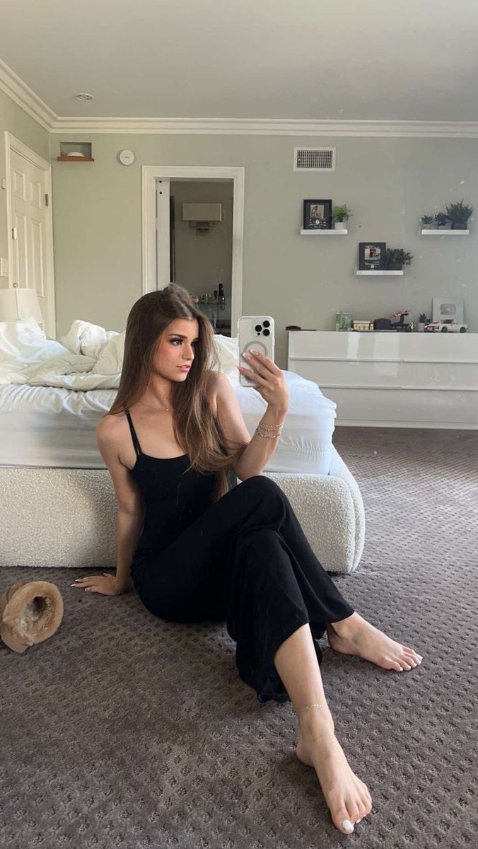 brookeownyou's tweet photo. Officially owner of 3k of yall loser…. Here are so amazing feet pics of your owner https://t.co/TRCFNu9aF8