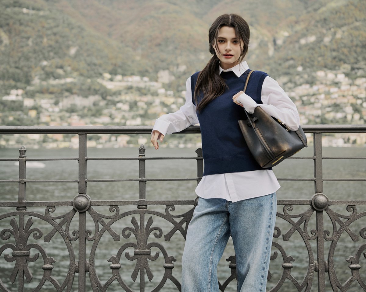 Bagaholicboy's tweet photo. All Eyes On #BeckyArmstrong’s T Signature Top Handle Bag From #TODS #TODSxBECKY #https://bagaholicboy.com/2026/09/tods-fw26-becky-armstrong-t-signature-top-handle-bag https://t.co/p19xjLiWR4