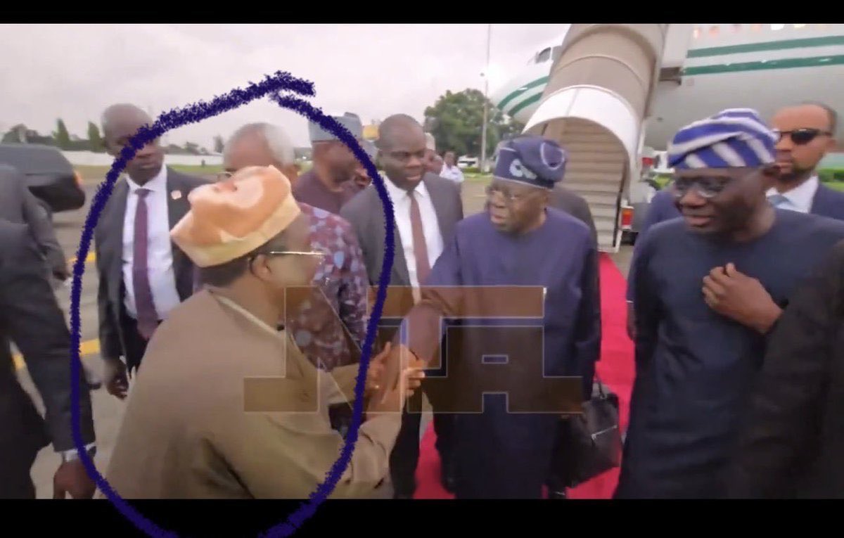 arinzecajet001's tweet photo. This is the supposed an independent man, like chairman independent national electoral commission Professor Amupita, so tomorrow now you expect him to be independent ? https://t.co/yvrfy9ZQU9