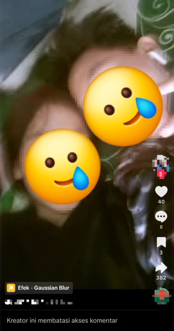 A screenshot of a TikTok-style video features two smiling face emojis with sweat drops overlaid on a blurred image, with text 'Efek - Gaussian Blur' and 'Kreator ini membatasi akses komentar'.