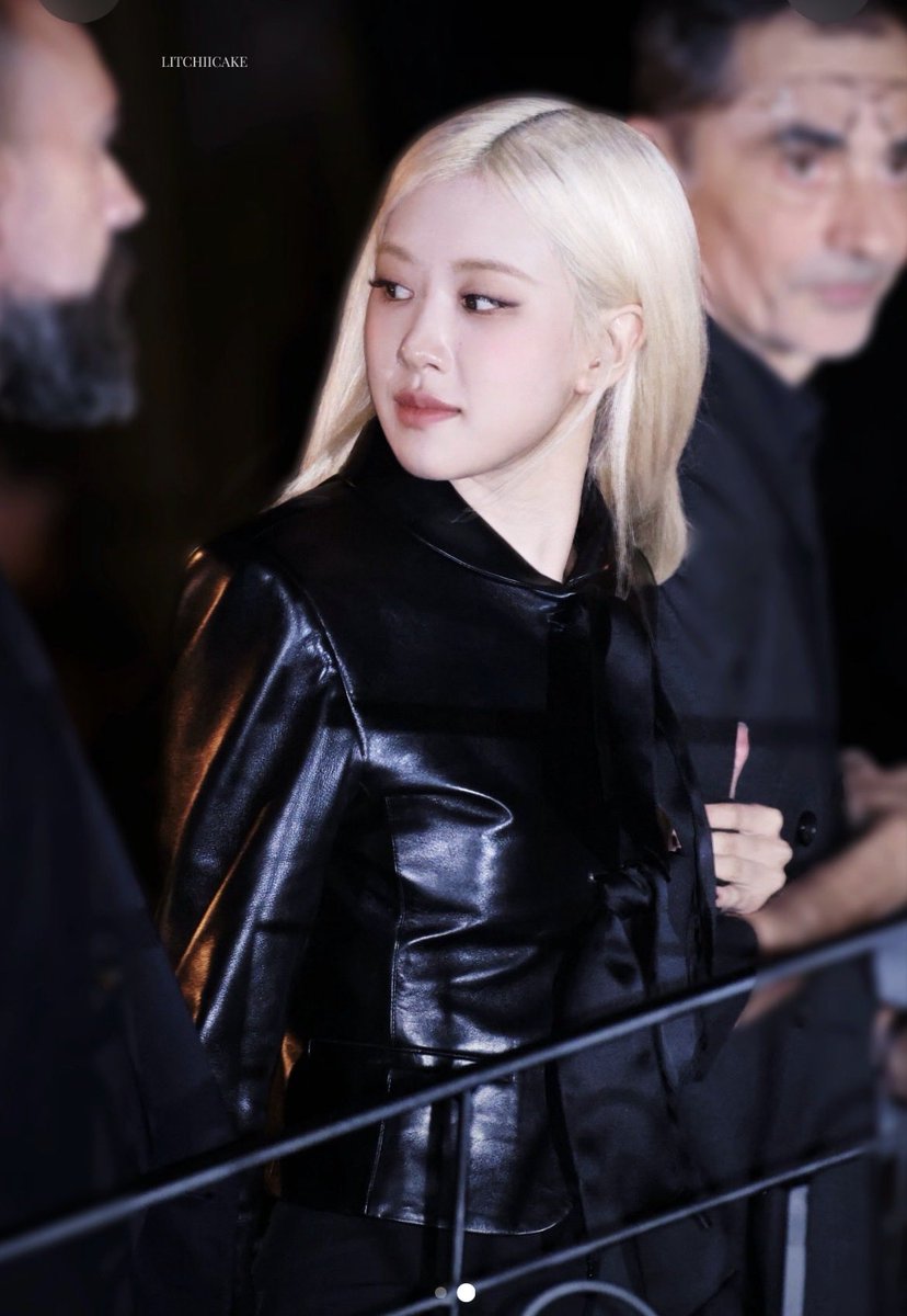 neung_212's tweet photo. You look fantastic!❤️

ROSÉ AT YSL PFW
#ROSÉ #SAINTLAURENT
#ParisFashionWeek https://t.co/ZAVY2PGasv
