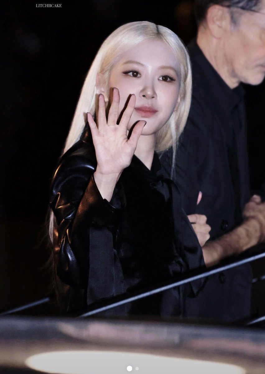neung_212's tweet photo. You look fantastic!❤️

ROSÉ AT YSL PFW
#ROSÉ #SAINTLAURENT
#ParisFashionWeek https://t.co/ZAVY2PGasv