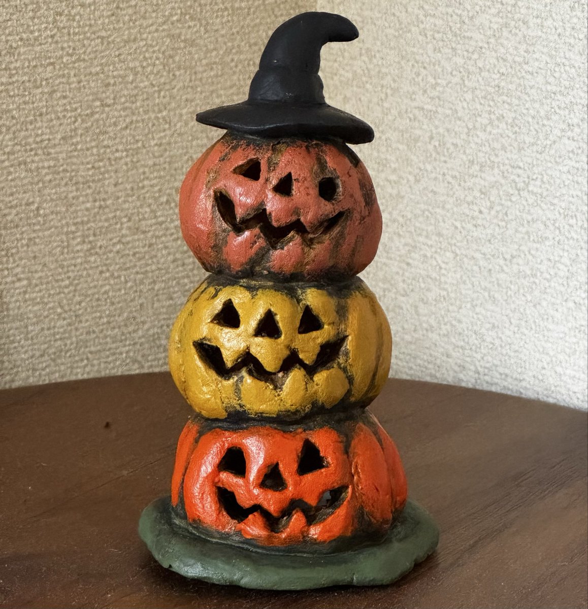 ToyonobuS's tweet photo. 「光る」
　ハロウィンのおばけかぼちゃをつくりました。LED電球を仕込んでます。 https://t.co/l9f0vmOw9J