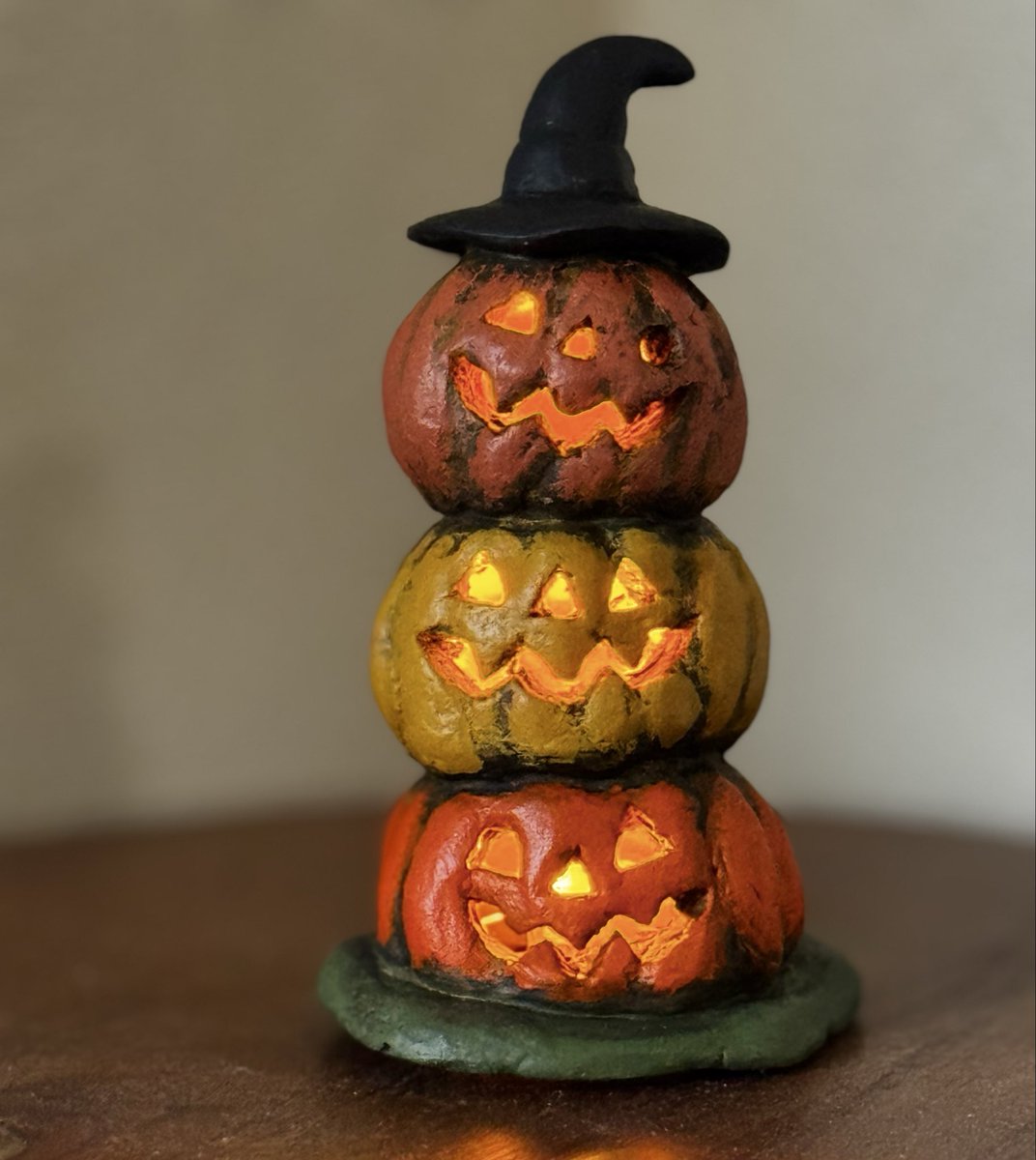 ToyonobuS's tweet photo. 「光る」
　ハロウィンのおばけかぼちゃをつくりました。LED電球を仕込んでます。 https://t.co/l9f0vmOw9J