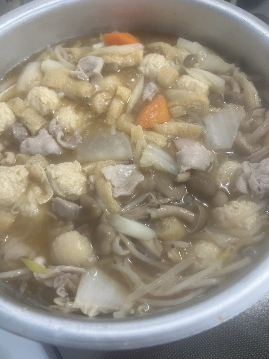 ItoYassi's tweet photo. #おうちごはん #家庭料理
今日は食材仕込んで鍋に🍲入れてだし汁で煮込んでおわり〜の、寄せ鍋っぽいのを作った。
鶏肉、豚肉、つくね団子、ソーセージ、白菜、もやし、しらたき、大��、人参、しめじ、ねぎ、油揚げ…で、なかなかのボリュームに😅 https://t.co/BHmwMG1nBE