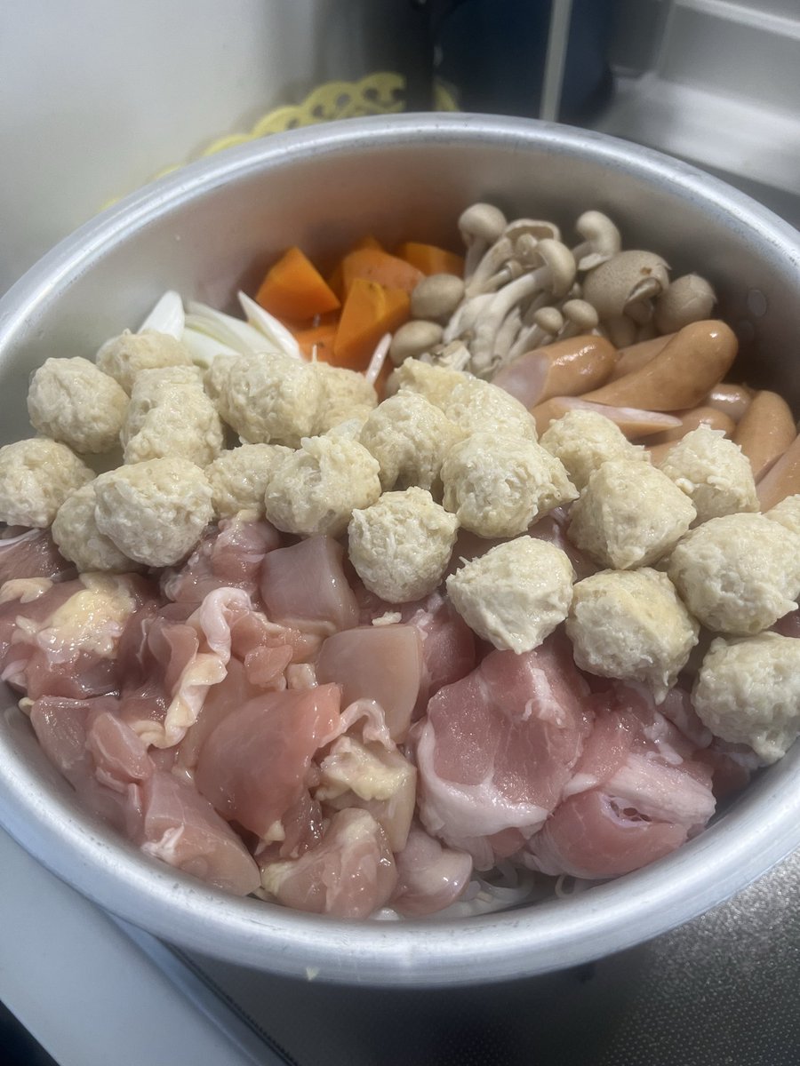 ItoYassi's tweet photo. #おうちごはん #家庭料理
今日は食材仕込んで鍋に🍲入れてだし汁で煮込んでおわり〜の、寄せ鍋っぽいのを作った。
鶏肉、豚肉、つくね団子、ソーセージ、白菜、もやし、しらたき、大��、人参、しめじ、ねぎ、油揚げ…で、なかなかのボリュームに😅 https://t.co/BHmwMG1nBE