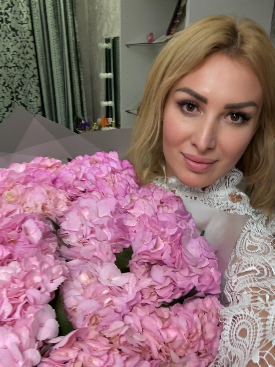 PaollaNunes's tweet photo. Being your mom is happiness. My endless love. Even from another country, my child found a way to send Mom flowers and a gift. I’m so happy. https://t.co/vDKqKhArgQ