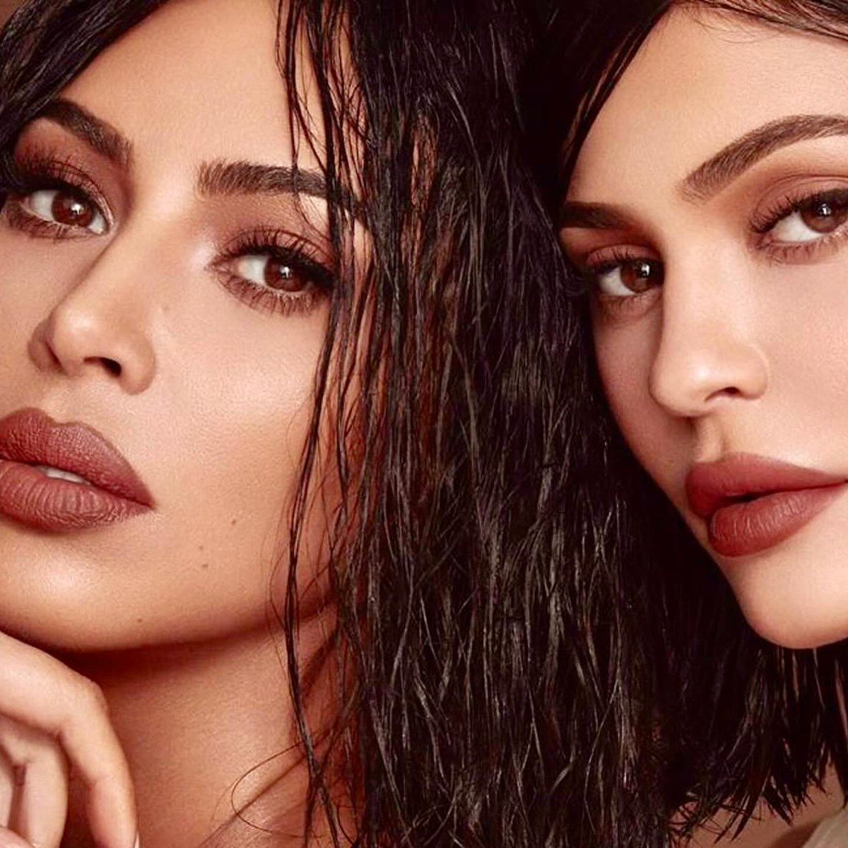 KdaONE's tweet photo. Kim x Kylie for KKW Beauty https://t.co/fsEU7dcvtS