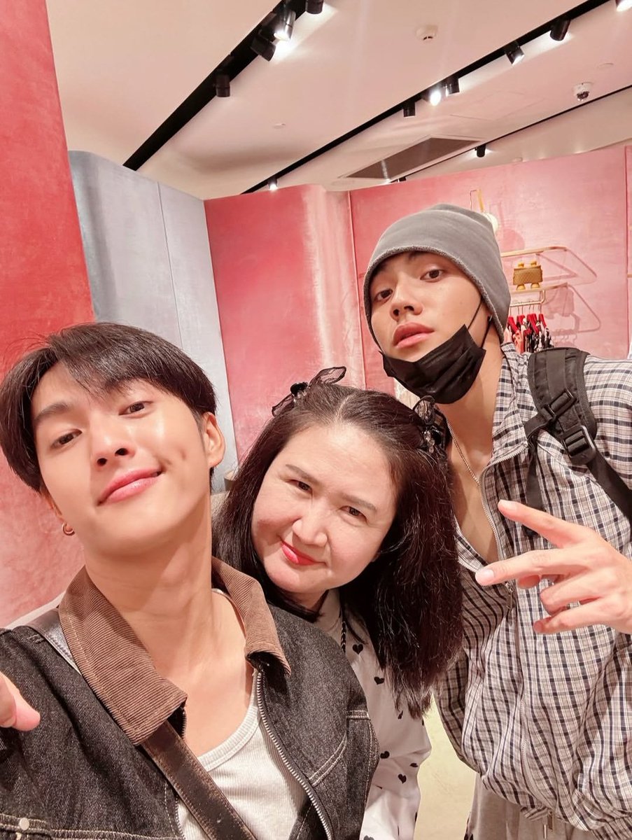 babybarbiepeem's tweet photo. แม่แหม่มมาแย้ว ป้าหมีไปกันต่อออออ https://t.co/oJgiu5vTrx