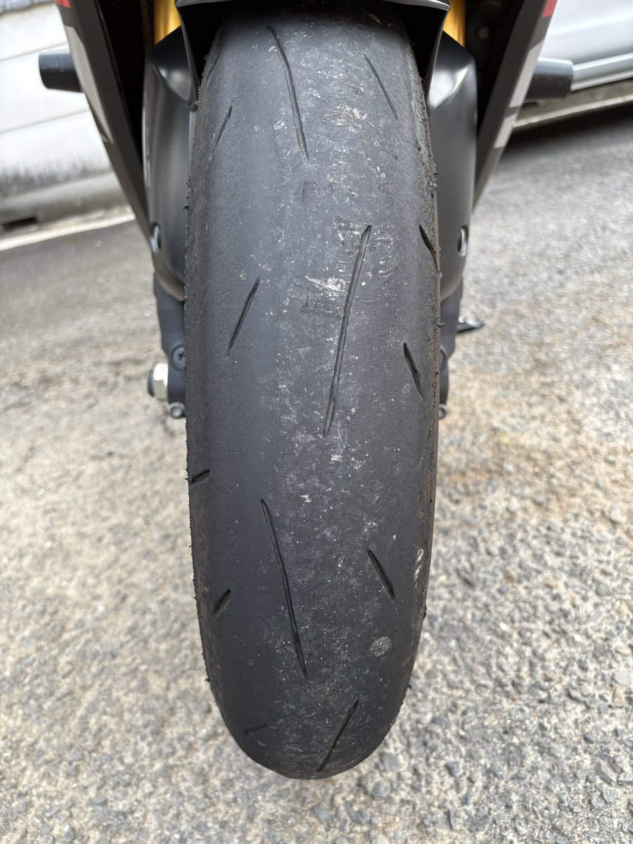 ir_r1kr's tweet photo. 前オーナーが装着してそのまま使っていたα14
そろそろ限界なので前後とも変えます
サーキットへ行く予定もなければ峠も攻めないので、今度のタイヤはスポーツツーリングタイヤになります
1週間後には届くようです🛞✨ https://t.co/yFi1RioVu6
