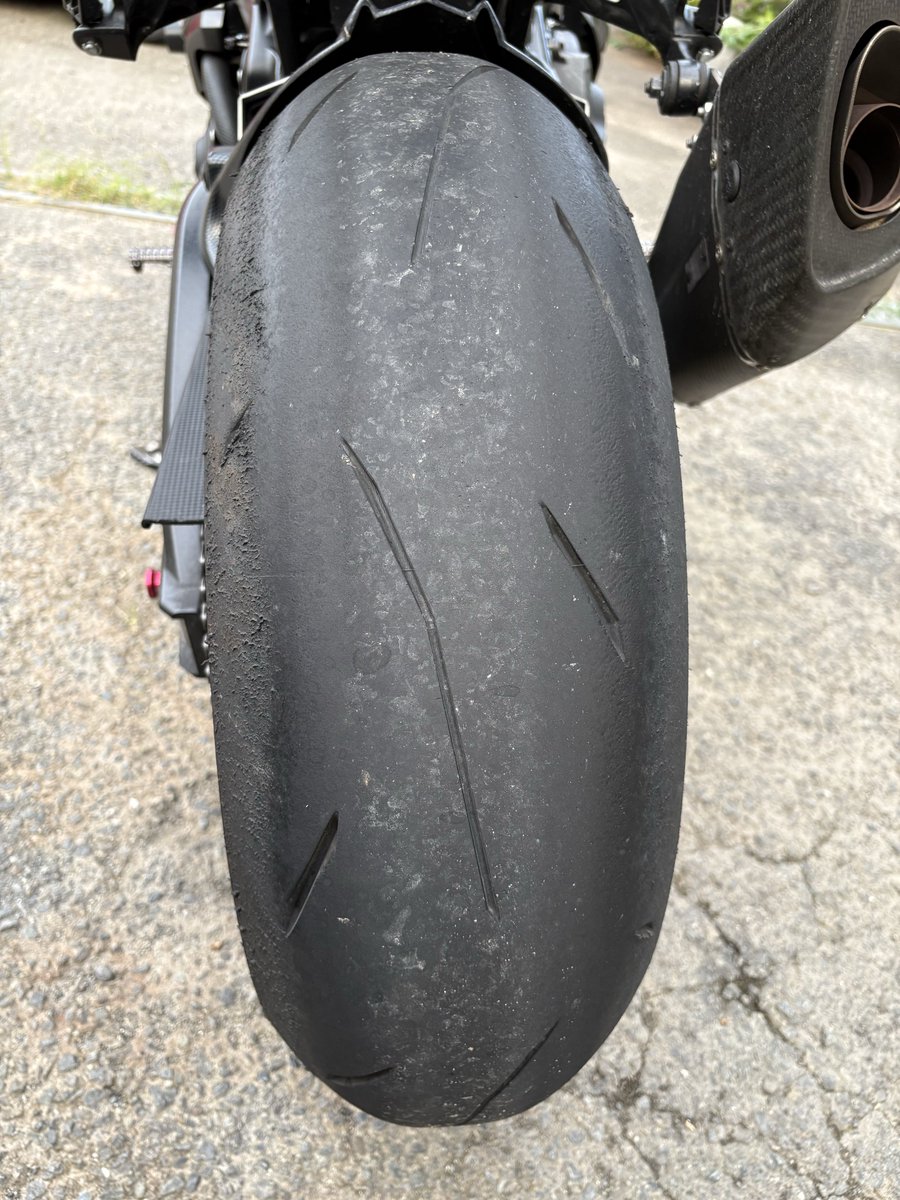 ir_r1kr's tweet photo. 前オーナーが装着してそのまま使っていたα14
そろそろ限界なので前後とも変えます
サーキットへ行く予定もなければ峠も攻めないので、今度のタイヤはスポーツツーリングタイヤになります
1週間後には届くようです🛞✨ https://t.co/yFi1RioVu6