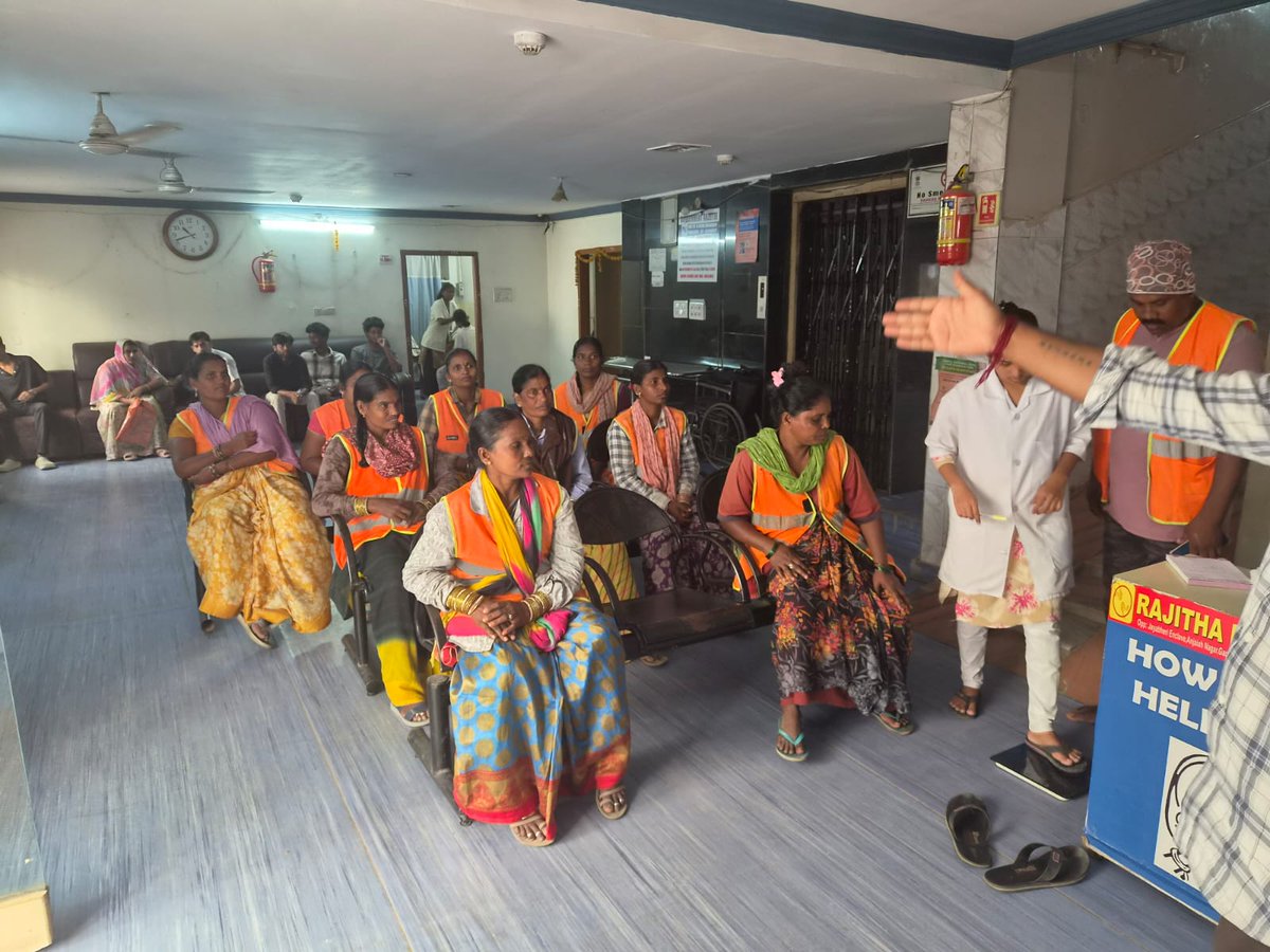 ZC_Kukatpally1's tweet photo. 🩺A medical camp for our sanitation workers was conducted at Rajitha Hospital, Anjaiah Nagar, Madhapur Circle. Ensuring the health and well-being of our frontline sanitation workforce remains a priority. #SanitationWorkers #WorkerWelfare #PublicHealth #TeamCMC https://t.co/SxHsZVmUao