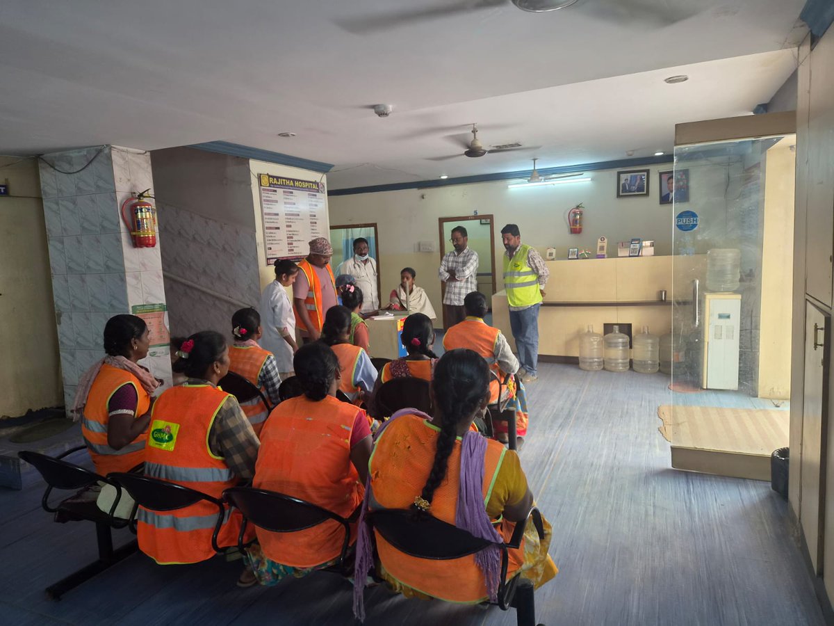ZC_Kukatpally1's tweet photo. 🩺A medical camp for our sanitation workers was conducted at Rajitha Hospital, Anjaiah Nagar, Madhapur Circle. Ensuring the health and well-being of our frontline sanitation workforce remains a priority. #SanitationWorkers #WorkerWelfare #PublicHealth #TeamCMC https://t.co/SxHsZVmUao