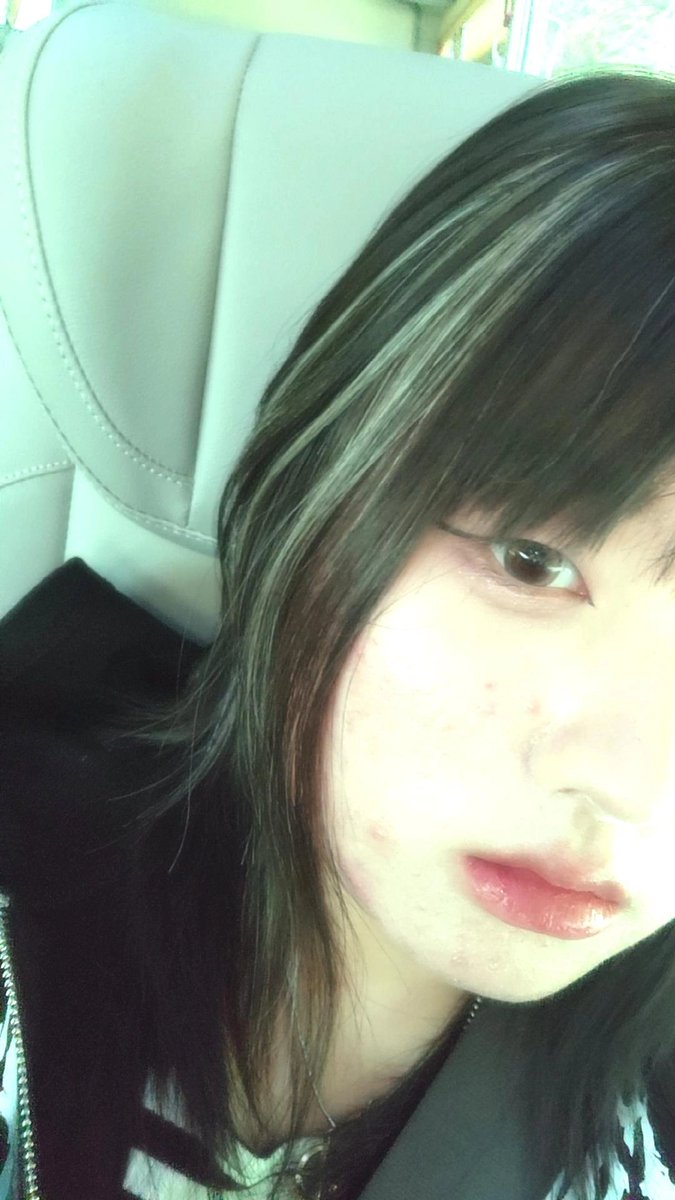 ri_fhta15's tweet photo. 정말 믿기지 않겠지만 저 하얀색들이 다 새치임 https://t.co/UbWjzuJqDr