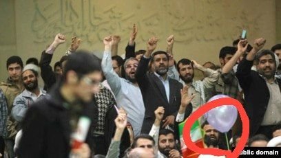 EEbadi313's tweet photo. این فرد همان سیجانی هست .
کارگردان سی دی انحرافی ظهور بسیار نزدیک است و جزء مهر پرتاب کنندگان به سمت شهید لاریجانی!!!
الانم گفته شعیب بن صالح از شخصیت‌های ظهور در راهه !!

در آن سی دی، احمدی نژاد شعیب بود!
امیرالمؤمنین چه زیبا فرمود جاهل را نمی بینی یا در حال افراط یا تفریط ! https://t.co/Cw229W2cKo