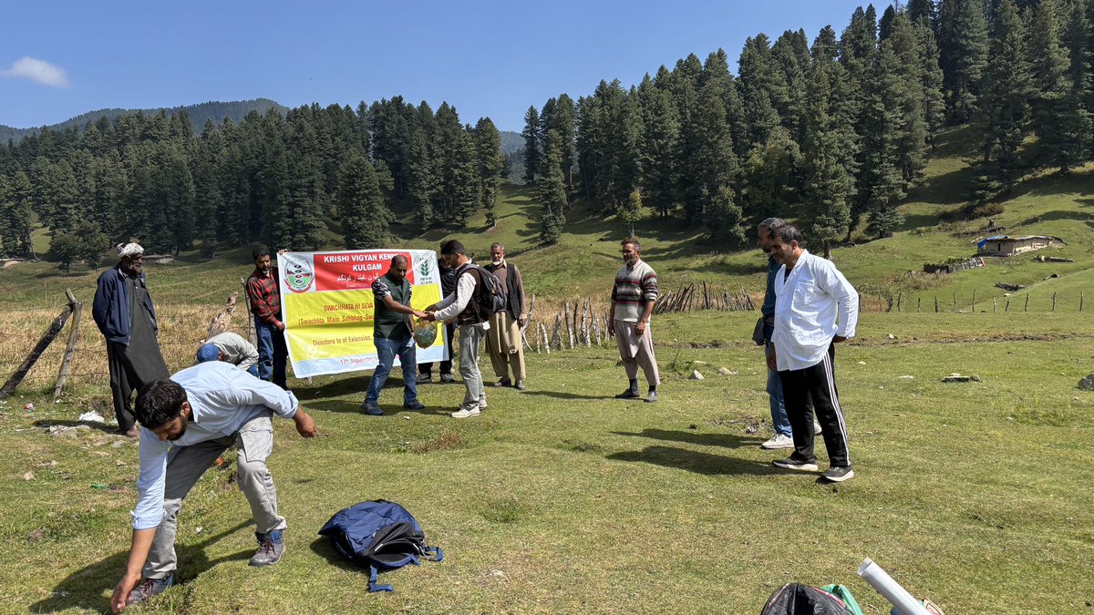 kvkkulgam's tweet photo. Krishi Vigyan Kendra (KVK), Kulgam, under the guidance of Dr. Ab Shakoor Khanday, Head, KVK-Kulgam, organised a Swachhata Hi Seva (SHS) campaign as part of the nationwide cleanliness initiative. https://t.co/5zot4UITxk