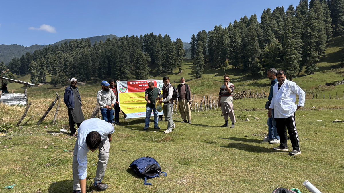 kvkkulgam's tweet photo. Krishi Vigyan Kendra (KVK), Kulgam, under the guidance of Dr. Ab Shakoor Khanday, Head, KVK-Kulgam, organised a Swachhata Hi Seva (SHS) campaign as part of the nationwide cleanliness initiative. https://t.co/5zot4UITxk