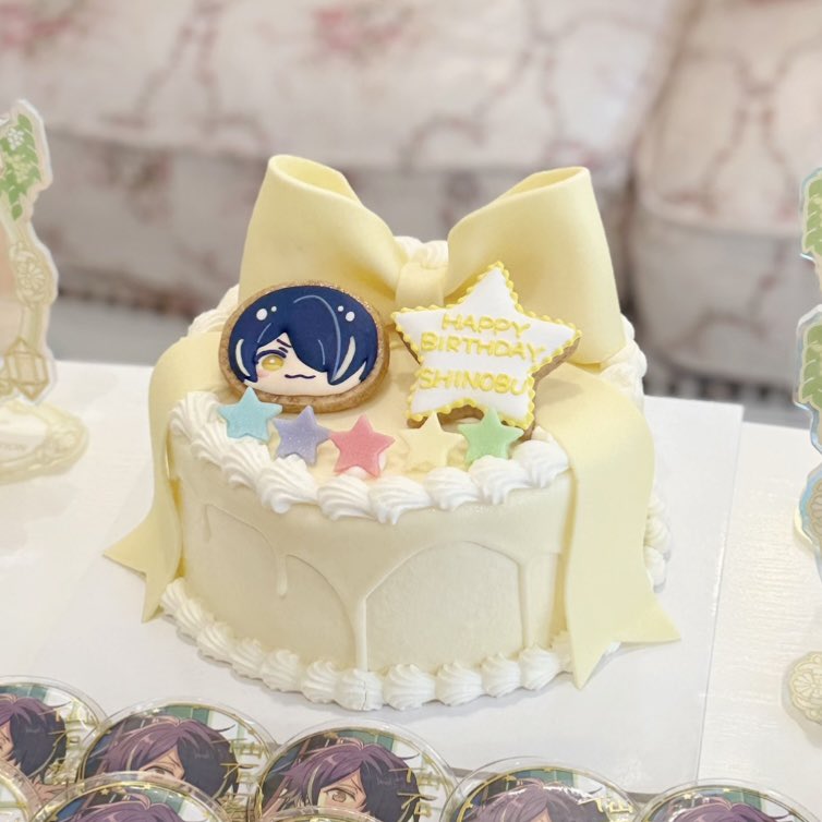 4manyann's tweet photo. 流行ってるオーダーケーキ便乗💛

⬅️オーダー                 実物➡️

絵の才能がない私のオーダーをこんなに可愛く作ってもらえて神૮o̴̶̷᷄  ̫ o̴̶̷᷄ა♡ https://t.co/P5EecGAPMj