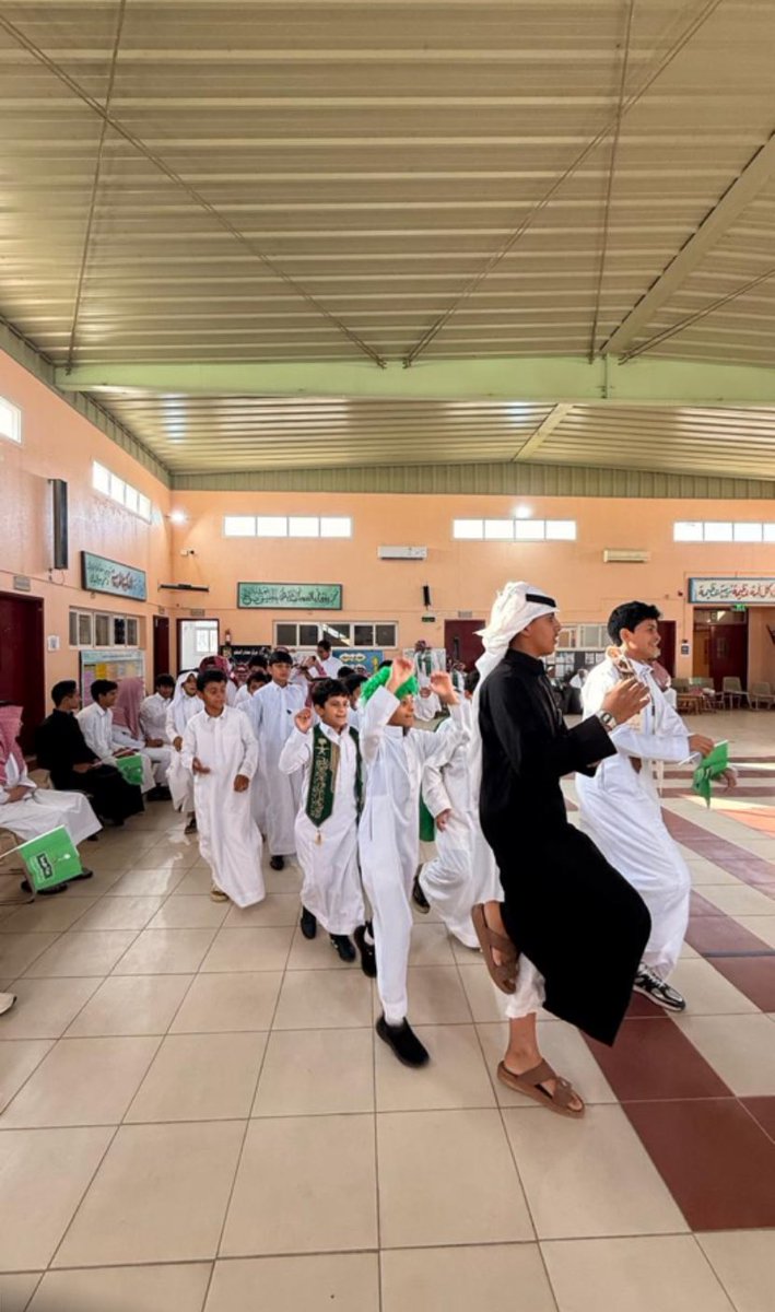 jtanmiatdus's tweet photo. شاركت جمعية التنمية الأهلية بقرى عويرة في احتفاء مدرسة عويرة الابتدائية والمتوسطة باليوم الوطني السعودي، وذلك من خلال تقديم عدد من الهدايا والأعلام والشالات الوطنية للطلاب، مشاركةً منها في تعزيز مشاعر الانتماء والاعتزاز بالوطن، وإدخال الفرح والسرور على أبنائنا الطلاب. https://t.co/3uv6NBJ154
