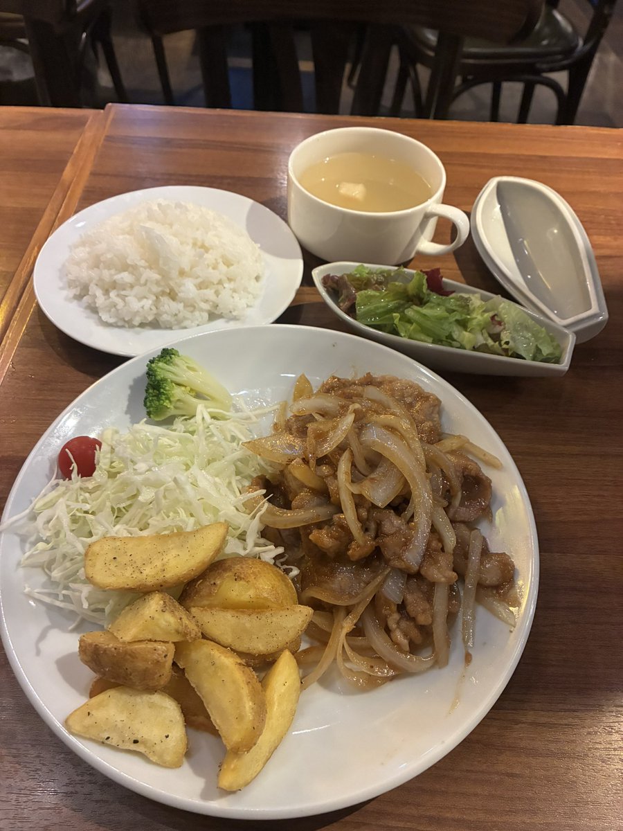 sachomy's tweet photo. 今日のランチは怪獣酒場👽
1,100円 https://t.co/WlAEd3PSRw
