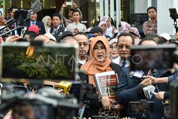 LambeSahamjja's tweet photo. guys lu pada tau gk nih
dr. Tifa keceplosan donatur dibalik huru hara Pria Solo itu adalah Megachan dan Es Beye
ngeri banget njirr politik saat ini ini https://t.co/23YAdH3VMe