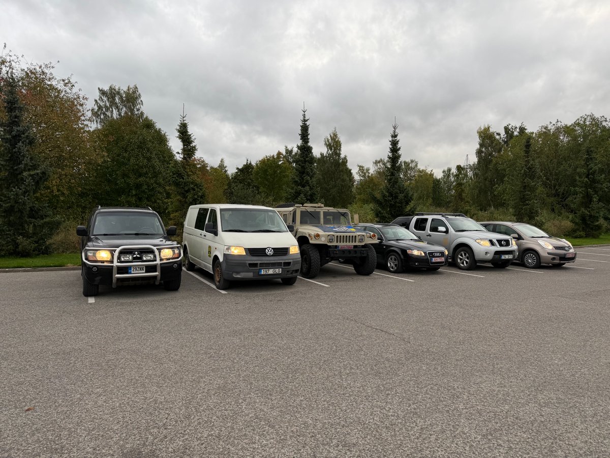 StarshinaZapasa's tweet photo. Шесть автомобилей для украинских военных. Пять уже в Украине. Один в двадцати метрах от Украины. Отправка еще не завершена.
Двадцать третьего сентября из Эстонии отправился очередной конвой SAB UA. В рамках отправки мы подготовили шесть автомобилей:
- Audi A4
- Nissan Note
- Nissan Navara
- Volkswagen T5
- Mitsubishi Pajero III
 - AM General HMMWV, наш Humvee по имени "ТЕЕТ"
Все эти автом��били, кроме Humvee, нам передали неравнодушные люди для помощи украинским военным. Передали БЕСПЛАТНО. Не за пиар, люди, как правило, не хотят светиться, не за благодарность - именно для помощи фронту. Так что если у кого есть автомобиль, с которым он не знает, что делать - давайте, мы отгоним. 
Спасибо всем, кто передал автомобили, помогал с ремонтом, подготовкой, документами, поддерживал донатами и сел за руль, чтобы доставить помощь. За каждой машиной на этих фотографиях стоят люди, время, труд и желание помочь.
Humvee мы приобрели в Канаде, благодаря помощи нашего друга Алексея. 
Пять автомобилей уже добрались до Украины. А наш Humvee пока остается на польской границе.
Почти два г��да подготовки. Покупка в Канаде, перевозка через Атлантику, оформление лицензий и сопроводительных документов. И сейчас его путь в Украину на паузе.
Физически осталось всего 100 метров. Но из-за бюрократических препятствий преодоление этих последних метров может занять еще несколько месяцев.
За этой историей стоит не только автомобиль и пакет документов. Нашему волонтеру Яну Лаару (Jan Laar) пришлось провести несколько дней на границе, ожидая решения вопроса. Первую ночь он спал в Humvee. Впоследствии ему предоставили помещение для ночлега и возможность позаботиться о базовых нуждах.
Спасибо Яну за выдержку, ответственность и готовность помогать Украине. 
Благодарим и тех работников пункта пропуска, которые помогли ему в этих обстоятельствах.
Пять машин уже доехали. Шестой осталось последние сто метров. 
А нам осталось последние двести тысяч более чем из полутора миллионов. 
И эта отправка будет, наконец, закрыта. 
Продол��аем: 

Монобанка. Посилання на банку:
https://t.co/MK00OxBqxs 
Номер картки банки 
5375 4112 0491 8994

Для удобства копирования.
5375411204918994

PayPal 
https://t.co/HwAv9zALJz 

Банковский перевод: Кому: MTÜ SAB UA 
Reg.№: 80610178
Адрес получателя: Estonia, Tallinn, 13620, Punane 15
Наименование Банка: Coop Pank AS 
Номер счета: EE584204278623498908
SWIFT kood/BIC: EKRDEE22
IBAN: EE584204278623498908
Пояснение платежа: Abi SAB UA

Поскольку ФБ совсем перестал показывать посты со сборами для ЗСУ, то:
Лайк, коммент, расшар
Крайне приветствуются. 
Спасибо.