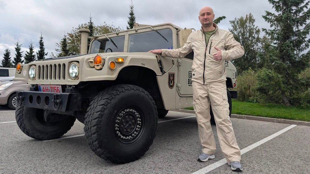 StarshinaZapasa's tweet photo. Шесть автомобилей для украинских военных. Пять уже в Украине. Один в двадцати метрах от Украины. Отправка еще не завершена.
Двадцать третьего сентября из Эстонии отправился очередной конвой SAB UA. В рамках отправки мы подготовили шесть автомобилей:
- Audi A4
- Nissan Note
- Nissan Navara
- Volkswagen T5
- Mitsubishi Pajero III
 - AM General HMMWV, наш Humvee по имени "ТЕЕТ"
Все эти автом��били, кроме Humvee, нам передали неравнодушные люди для помощи украинским военным. Передали БЕСПЛАТНО. Не за пиар, люди, как правило, не хотят светиться, не за благодарность - именно для помощи фронту. Так что если у кого есть автомобиль, с которым он не знает, что делать - давайте, мы отгоним. 
Спасибо всем, кто передал автомобили, помогал с ремонтом, подготовкой, документами, поддерживал донатами и сел за руль, чтобы доставить помощь. За каждой машиной на этих фотографиях стоят люди, время, труд и желание помочь.
Humvee мы приобрели в Канаде, благодаря помощи нашего друга Алексея. 
Пять автомобилей уже добрались до Украины. А наш Humvee пока остается на польской границе.
Почти два г��да подготовки. Покупка в Канаде, перевозка через Атлантику, оформление лицензий и сопроводительных документов. И сейчас его путь в Украину на паузе.
Физически осталось всего 100 метров. Но из-за бюрократических препятствий преодоление этих последних метров может занять еще несколько месяцев.
За этой историей стоит не только автомобиль и пакет документов. Нашему волонтеру Яну Лаару (Jan Laar) пришлось провести несколько дней на границе, ожидая решения вопроса. Первую ночь он спал в Humvee. Впоследствии ему предоставили помещение для ночлега и возможность позаботиться о базовых нуждах.
Спасибо Яну за выдержку, ответственность и готовность помогать Украине. 
Благодарим и тех работников пункта пропуска, которые помогли ему в этих обстоятельствах.
Пять машин уже доехали. Шестой осталось последние сто метров. 
А нам осталось последние двести тысяч более чем из полутора миллионов. 
И эта отправка будет, наконец, закрыта. 
Продол��аем: 

Монобанка. Посилання на банку:
https://t.co/MK00OxBqxs 
Номер картки банки 
5375 4112 0491 8994

Для удобства копирования.
5375411204918994

PayPal 
https://t.co/HwAv9zALJz 

Банковский перевод: Кому: MTÜ SAB UA 
Reg.№: 80610178
Адрес получателя: Estonia, Tallinn, 13620, Punane 15
Наименование Банка: Coop Pank AS 
Номер счета: EE584204278623498908
SWIFT kood/BIC: EKRDEE22
IBAN: EE584204278623498908
Пояснение платежа: Abi SAB UA

Поскольку ФБ совсем перестал показывать посты со сборами для ЗСУ, то:
Лайк, коммент, расшар
Крайне приветствуются. 
Спасибо.