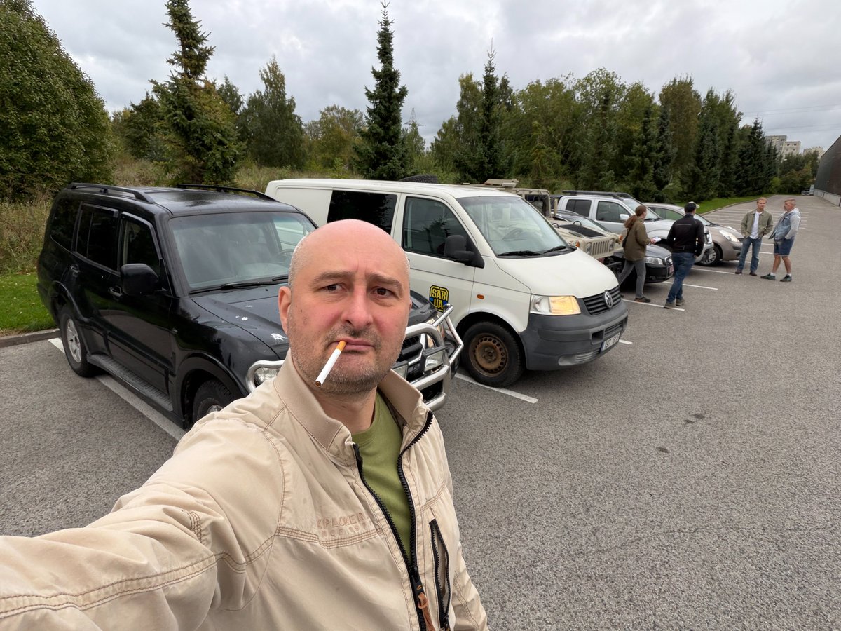 StarshinaZapasa's tweet photo. Шесть автомобилей для украинских военных. Пять уже в Украине. Один в двадцати метрах от Украины. Отправка еще не завершена.
Двадцать третьего сентября из Эстонии отправился очередной конвой SAB UA. В рамках отправки мы подготовили шесть автомобилей:
- Audi A4
- Nissan Note
- Nissan Navara
- Volkswagen T5
- Mitsubishi Pajero III
 - AM General HMMWV, наш Humvee по имени "ТЕЕТ"
Все эти автом��били, кроме Humvee, нам передали неравнодушные люди для помощи украинским военным. Передали БЕСПЛАТНО. Не за пиар, люди, как правило, не хотят светиться, не за благодарность - именно для помощи фронту. Так что если у кого есть автомобиль, с которым он не знает, что делать - давайте, мы отгоним. 
Спасибо всем, кто передал автомобили, помогал с ремонтом, подготовкой, документами, поддерживал донатами и сел за руль, чтобы доставить помощь. За каждой машиной на этих фотографиях стоят люди, время, труд и желание помочь.
Humvee мы приобрели в Канаде, благодаря помощи нашего друга Алексея. 
Пять автомобилей уже добрались до Украины. А наш Humvee пока остается на польской границе.
Почти два г��да подготовки. Покупка в Канаде, перевозка через Атлантику, оформление лицензий и сопроводительных документов. И сейчас его путь в Украину на паузе.
Физически осталось всего 100 метров. Но из-за бюрократических препятствий преодоление этих последних метров может занять еще несколько месяцев.
За этой историей стоит не только автомобиль и пакет документов. Нашему волонтеру Яну Лаару (Jan Laar) пришлось провести несколько дней на границе, ожидая решения вопроса. Первую ночь он спал в Humvee. Впоследствии ему предоставили помещение для ночлега и возможность позаботиться о базовых нуждах.
Спасибо Яну за выдержку, ответственность и готовность помогать Украине. 
Благодарим и тех работников пункта пропуска, которые помогли ему в этих обстоятельствах.
Пять машин уже доехали. Шестой осталось последние сто метров. 
А нам осталось последние двести тысяч более чем из полутора миллионов. 
И эта отправка будет, наконец, закрыта. 
Продол��аем: 

Монобанка. Посилання на банку:
https://t.co/MK00OxBqxs 
Номер картки банки 
5375 4112 0491 8994

Для удобства копирования.
5375411204918994

PayPal 
https://t.co/HwAv9zALJz 

Банковский перевод: Кому: MTÜ SAB UA 
Reg.№: 80610178
Адрес получателя: Estonia, Tallinn, 13620, Punane 15
Наименование Банка: Coop Pank AS 
Номер счета: EE584204278623498908
SWIFT kood/BIC: EKRDEE22
IBAN: EE584204278623498908
Пояснение платежа: Abi SAB UA

Поскольку ФБ совсем перестал показывать посты со сборами для ЗСУ, то:
Лайк, коммент, расшар
Крайне приветствуются. 
Спасибо.
