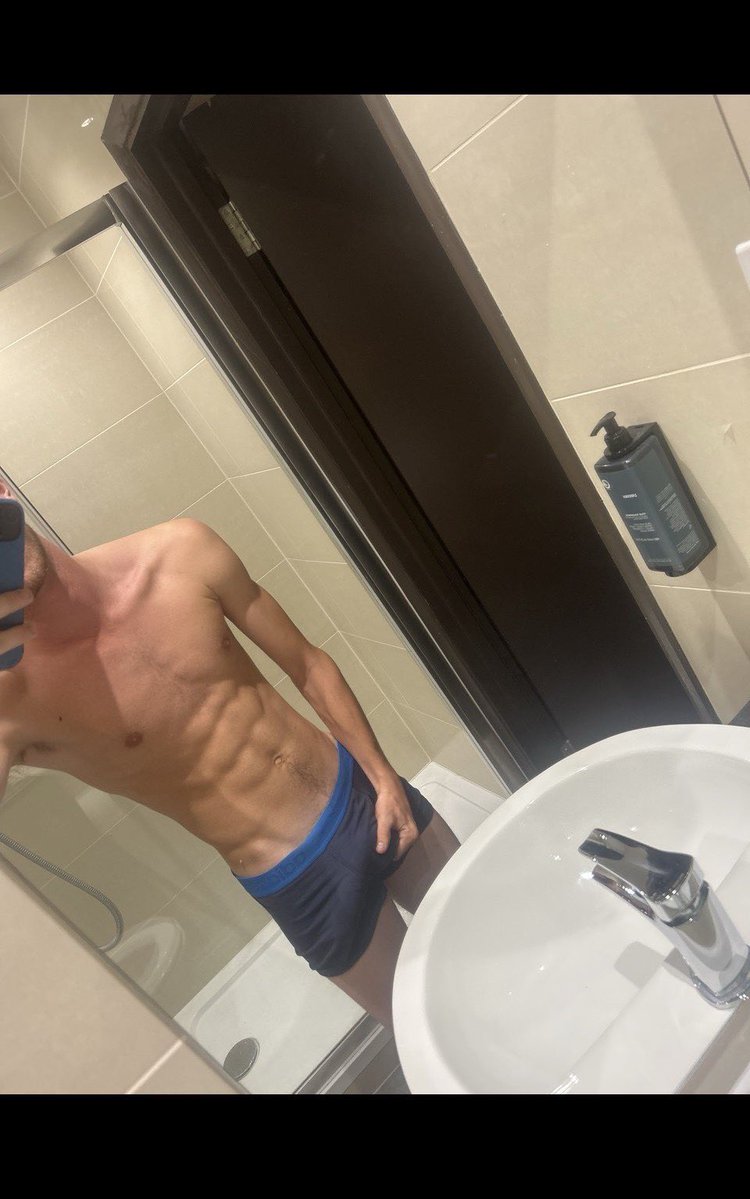 RsContent26's tweet photo. Happy hump day 👀 #straight #bwc #boxers https://t.co/b8AenAoZCX