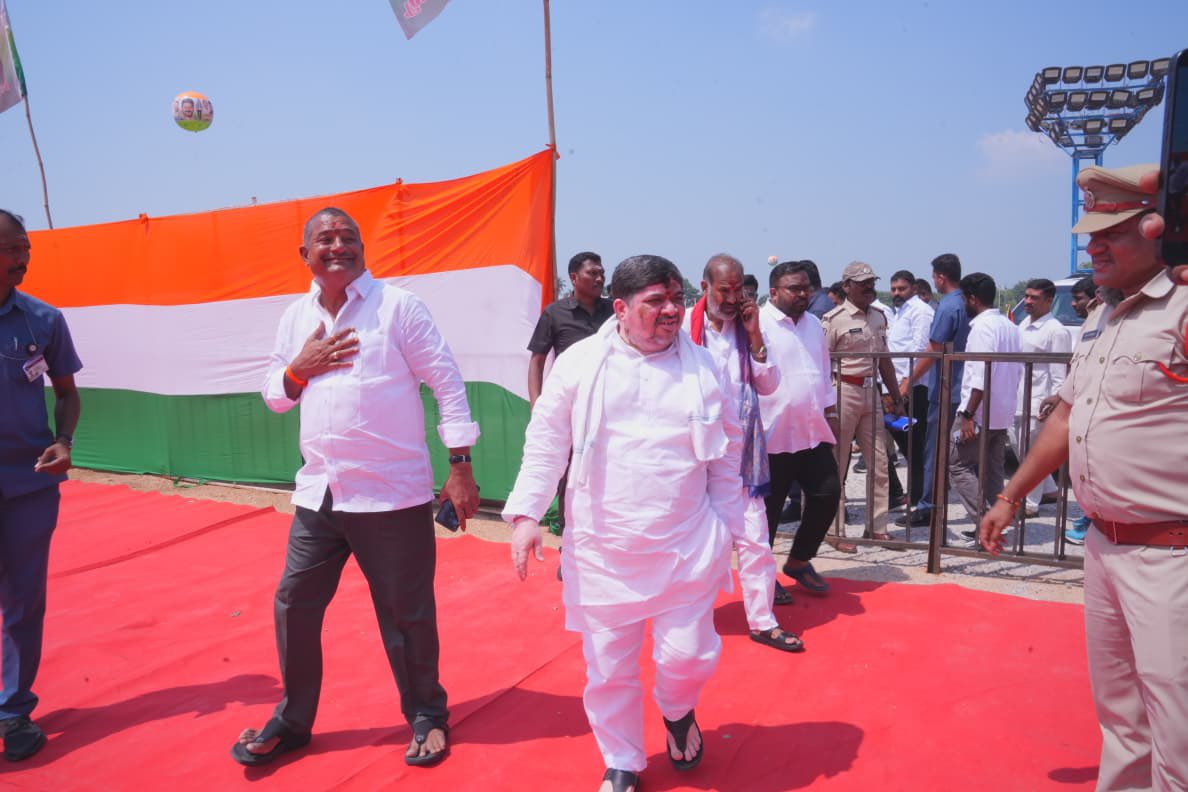 Ponnam_INC's tweet photo. సిరిసిల్ల జిల్లాలో ముఖ్యమంత్రి గారి సభ విజయవంతానికి పకడ్బందీ ఏర్పాట్లు

సిరిసిల్ల జిల్లాలో గౌరవ ముఖ్యమంత్రి శ్రీ రేవంత్ రెడ్డి గారి పర్యటనను విజయవంతం చేసేందుకు అధికారులు, ప్రజాప్రతినిధులు సమన్వయంతో అన్ని ఏర్పాట్లు పూర్తి చేస్తున్నారు.

సభకు పెద్ద సంఖ్యలో ప్రజలు తరలిరానున్న నేపథ్యంలో పార్కింగ్, ట్రాఫిక్ నియంత్రణ, తాగునీరు, వైద్య సదుపాయాలు, విద్యుత్, పారిశుద్ధ్య ఏర్పాట్లపై ప్రత్యేక దృష్టి సారించాలని అధికారులకు సూచించాను.

సభా ప్రాంగణంలో ప్రజలకు ఎలాంటి అసౌకర్యం కలగకుండా అవసరమైన అన్ని మౌలిక సదుపాయాలు అందుబాటులో ఉండేలా చర్యలు తీసుకోవాలని అధికారులను ఆదేశించాను.

ముఖ్యమంత్రి గారి పాదయాత్ర నేపథ్యంలో మార్గమంతా భద్రతా ఏర్పాట్లు, బారికేడింగ్, ట్రాఫిక్ మళ్లింపులను పకడ్బందీగా చేపట్టాలని సూచించాను.

గౌరవ ముఖ్యమంత్రి గారు సాయంత్రం 4:30 గంటలకు కరీంనగర్ నుంచి సిరిసిల్ల జూనియర్ కళాశాల గ్రౌండ్‌కు చేరుకోనున్నారు. అనంతరం అంబేద్కర్ విగ్రహం వద్ద నివాళులర్పించి, అక్కడి నుంచి సభా ప్రాంగణం వరకు పాదయాత్రగా చేరుకోనున్నారు.

ముఖ్యమంత్రి గారి రాక సందర్భంగా పార్టీ శ్రేణులు, ప్రజలు పెద్ద సంఖ్యలో పాల్గొనే అవకాశం ఉన్నందున సభా ప్రాంగణంలో క్రమశిక్షణ, భద్రతకు అత్యంత ప్రాధాన్యత ఇవ్వాలని కోరుతున్నాను.

సభను విజయవంతం చేసేందుకు కాంగ్రెస్ శ్రేణులు, ప్రజాప్రతినిధులు, అధికారులు సమన్వయంతో పనిచేస్తున్నారు.

ఈ సందర్భంగా ప్రభుత్వ విప్‌లు ఆది శ్రీనివాస్, వేముల వీరేశం, ఎమ్మెల్యేలు కవ్వంపల్లి సత్యనారాయణ, బత్తుల లక్ష్మారెడ్డి, డీసీసీ అధ్యక్షుడు సంగీతం శ్రీనివాస్‌తో పాటు ఇతర ముఖ్య నేతలు పాల్గొన్నారు.
@revanth_anumula @TelanganaCMO @INCTelangana