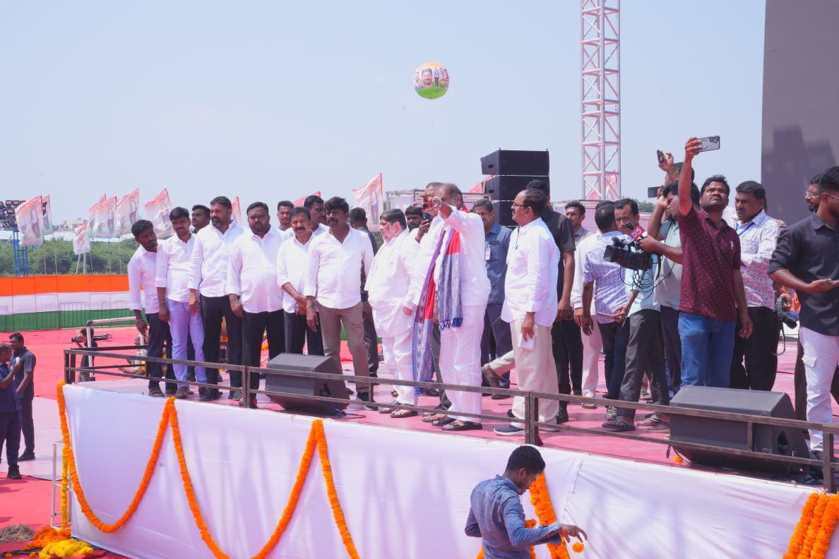 Ponnam_INC's tweet photo. సిరిసిల్ల జిల్లాలో ముఖ్యమంత్రి గారి సభ విజయవంతానికి పకడ్బందీ ఏర్పాట్లు

సిరిసిల్ల జిల్లాలో గౌరవ ముఖ్యమంత్రి శ్రీ రేవంత్ రెడ్డి గారి పర్యటనను విజయవంతం చేసేందుకు అధికారులు, ప్రజాప్రతినిధులు సమన్వయంతో అన్ని ఏర్పాట్లు పూర్తి చేస్తున్నారు.

సభకు పెద్ద సంఖ్యలో ప్రజలు తరలిరానున్న నేపథ్యంలో పార్కింగ్, ట్రాఫిక్ నియంత్రణ, తాగునీరు, వైద్య సదుపాయాలు, విద్యుత్, పారిశుద్ధ్య ఏర్పాట్లపై ప్రత్యేక దృష్టి సారించాలని అధికారులకు సూచించాను.

సభా ప్రాంగణంలో ప్రజలకు ఎలాంటి అసౌకర్యం కలగకుండా అవసరమైన అన్ని మౌలిక సదుపాయాలు అందుబాటులో ఉండేలా చర్యలు తీసుకోవాలని అధికారులను ఆదేశించాను.

ముఖ్యమంత్రి గారి పాదయాత్ర నేపథ్యంలో మార్గమంతా భద్రతా ఏర్పాట్లు, బారికేడింగ్, ట్రాఫిక్ మళ్లింపులను పకడ్బందీగా చేపట్టాలని సూచించాను.

గౌరవ ముఖ్యమంత్రి గారు సాయంత్రం 4:30 గంటలకు కరీంనగర్ నుంచి సిరిసిల్ల జూనియర్ కళాశాల గ్రౌండ్‌కు చేరుకోనున్నారు. అనంతరం అంబేద్కర్ విగ్రహం వద్ద నివాళులర్పించి, అక్కడి నుంచి సభా ప్రాంగణం వరకు పాదయాత్రగా చేరుకోనున్నారు.

ముఖ్యమంత్రి గారి రాక సందర్భంగా పార్టీ శ్రేణులు, ప్రజలు పెద్ద సంఖ్యలో పాల్గొనే అవకాశం ఉన్నందున సభా ప్రాంగణంలో క్రమశిక్షణ, భద్రతకు అత్యంత ప్రాధాన్యత ఇవ్వాలని కోరుతున్నాను.

సభను విజయవంతం చేసేందుకు కాంగ్రెస్ శ్రేణులు, ప్రజాప్రతినిధులు, అధికారులు సమన్వయంతో పనిచేస్తున్నారు.

ఈ సందర్భంగా ప్రభుత్వ విప్‌లు ఆది శ్రీనివాస్, వేముల వీరేశం, ఎమ్మెల్యేలు కవ్వంపల్లి సత్యనారాయణ, బత్తుల లక్ష్మారెడ్డి, డీసీసీ అధ్యక్షుడు సంగీతం శ్రీనివాస్‌తో పాటు ఇతర ముఖ్య నేతలు పాల్గొన్నారు.
@revanth_anumula @TelanganaCMO @INCTelangana