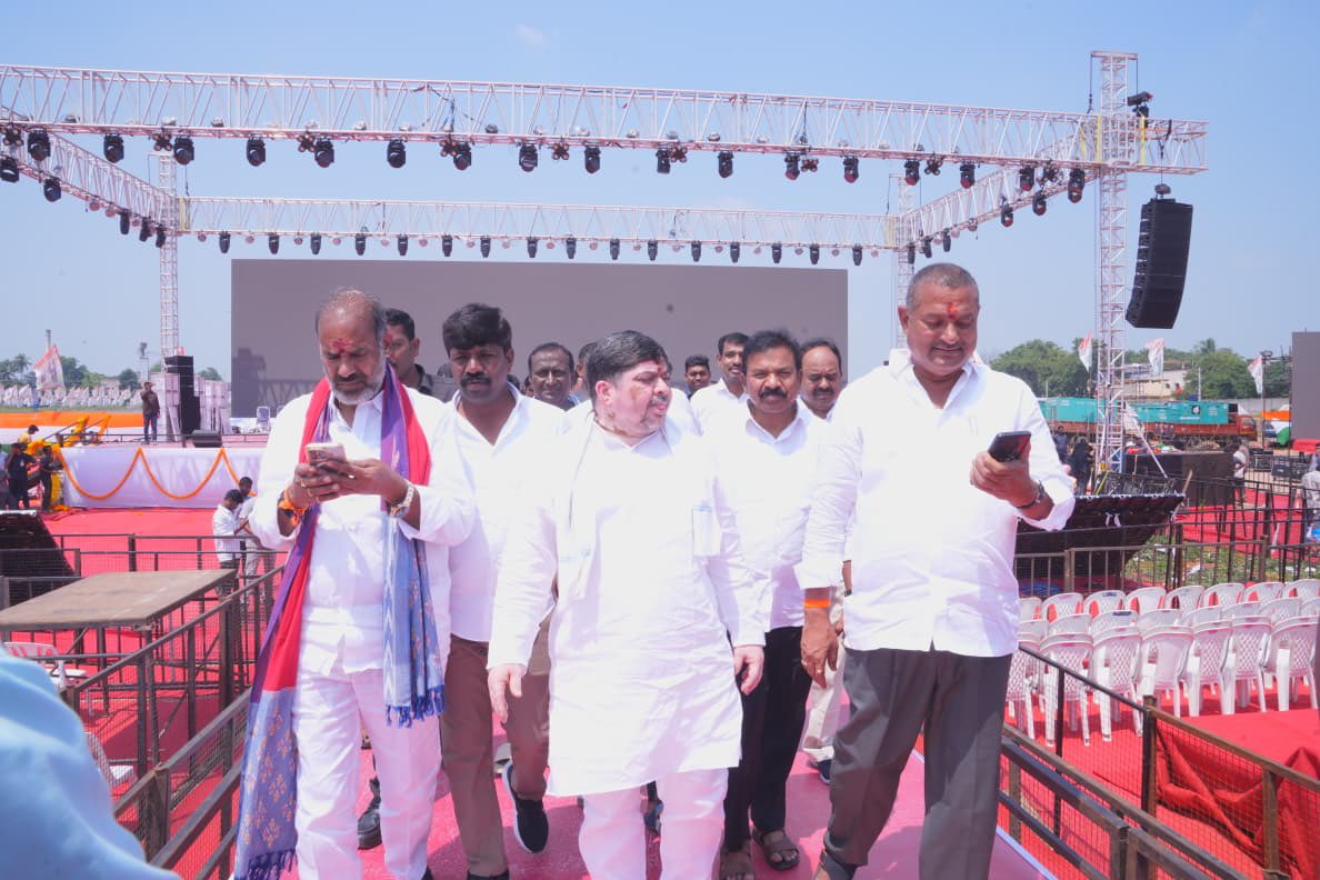Ponnam_INC's tweet photo. సిరిసిల్ల జిల్లాలో ముఖ్యమంత్రి గారి సభ విజయవంతానికి పకడ్బందీ ఏర్పాట్లు

సిరిసిల్ల జిల్లాలో గౌరవ ముఖ్యమంత్రి శ్రీ రేవంత్ రెడ్డి గారి పర్యటనను విజయవంతం చేసేందుకు అధికారులు, ప్రజాప్రతినిధులు సమన్వయంతో అన్ని ఏర్పాట్లు పూర్తి చేస్తున్నారు.

సభకు పెద్ద సంఖ్యలో ప్రజలు తరలిరానున్న నేపథ్యంలో పార్కింగ్, ట్రాఫిక్ నియంత్రణ, తాగునీరు, వైద్య సదుపాయాలు, విద్యుత్, పారిశుద్ధ్య ఏర్పాట్లపై ప్రత్యేక దృష్టి సారించాలని అధికారులకు సూచించాను.

సభా ప్రాంగణంలో ప్రజలకు ఎలాంటి అసౌకర్యం కలగకుండా అవసరమైన అన్ని మౌలిక సదుపాయాలు అందుబాటులో ఉండేలా చర్యలు తీసుకోవాలని అధికారులను ఆదేశించాను.

ముఖ్యమంత్రి గారి పాదయాత్ర నేపథ్యంలో మార్గమంతా భద్రతా ఏర్పాట్లు, బారికేడింగ్, ట్రాఫిక్ మళ్లింపులను పకడ్బందీగా చేపట్టాలని సూచించాను.

గౌరవ ముఖ్యమంత్రి గారు సాయంత్రం 4:30 గంటలకు కరీంనగర్ నుంచి సిరిసిల్ల జూనియర్ కళాశాల గ్రౌండ్‌కు చేరుకోనున్నారు. అనంతరం అంబేద్కర్ విగ్రహం వద్ద నివాళులర్పించి, అక్కడి నుంచి సభా ప్రాంగణం వరకు పాదయాత్రగా చేరుకోనున్నారు.

ముఖ్యమంత్రి గారి రాక సందర్భంగా పార్టీ శ్రేణులు, ప్రజలు పెద్ద సంఖ్యలో పాల్గొనే అవకాశం ఉన్నందున సభా ప్రాంగణంలో క్రమశిక్షణ, భద్రతకు అత్యంత ప్రాధాన్యత ఇవ్వాలని కోరుతున్నాను.

సభను విజయవంతం చేసేందుకు కాంగ్రెస్ శ్రేణులు, ప్రజాప్రతినిధులు, అధికారులు సమన్వయంతో పనిచేస్తున్నారు.

ఈ సందర్భంగా ప్రభుత్వ విప్‌లు ఆది శ్రీనివాస్, వేముల వీరేశం, ఎమ్మెల్యేలు కవ్వంపల్లి సత్యనారాయణ, బత్తుల లక్ష్మారెడ్డి, డీసీసీ అధ్యక్షుడు సంగీతం శ్రీనివాస్‌తో పాటు ఇతర ముఖ్య నేతలు పాల్గొన్నారు.
@revanth_anumula @TelanganaCMO @INCTelangana